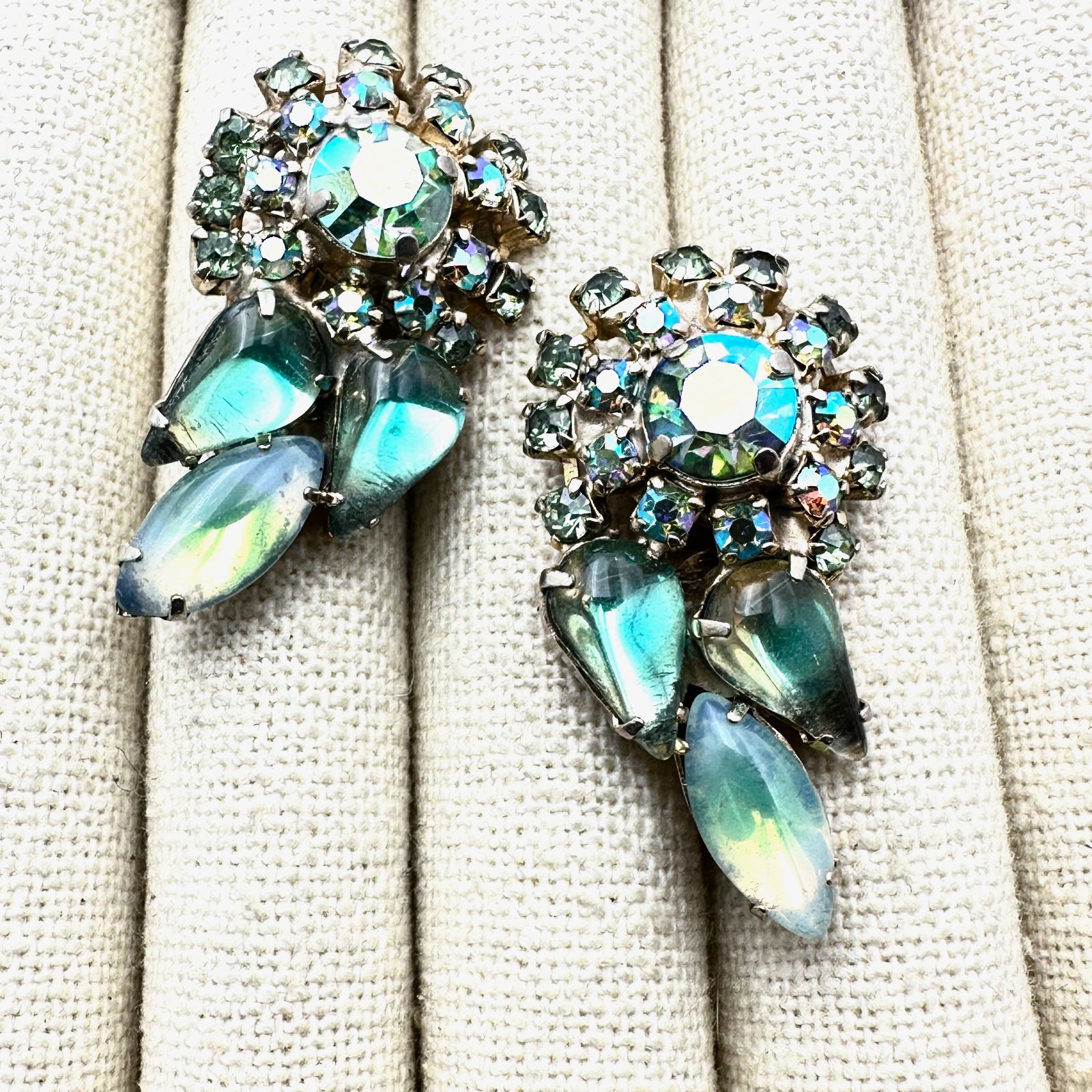 Vintage Green Glass Rhinestone Gold Tone Clip Earrings 1.5 Inch: Vintage Green Glass Rhinestone Gold Tone Clip Earrings 1.5 Inch