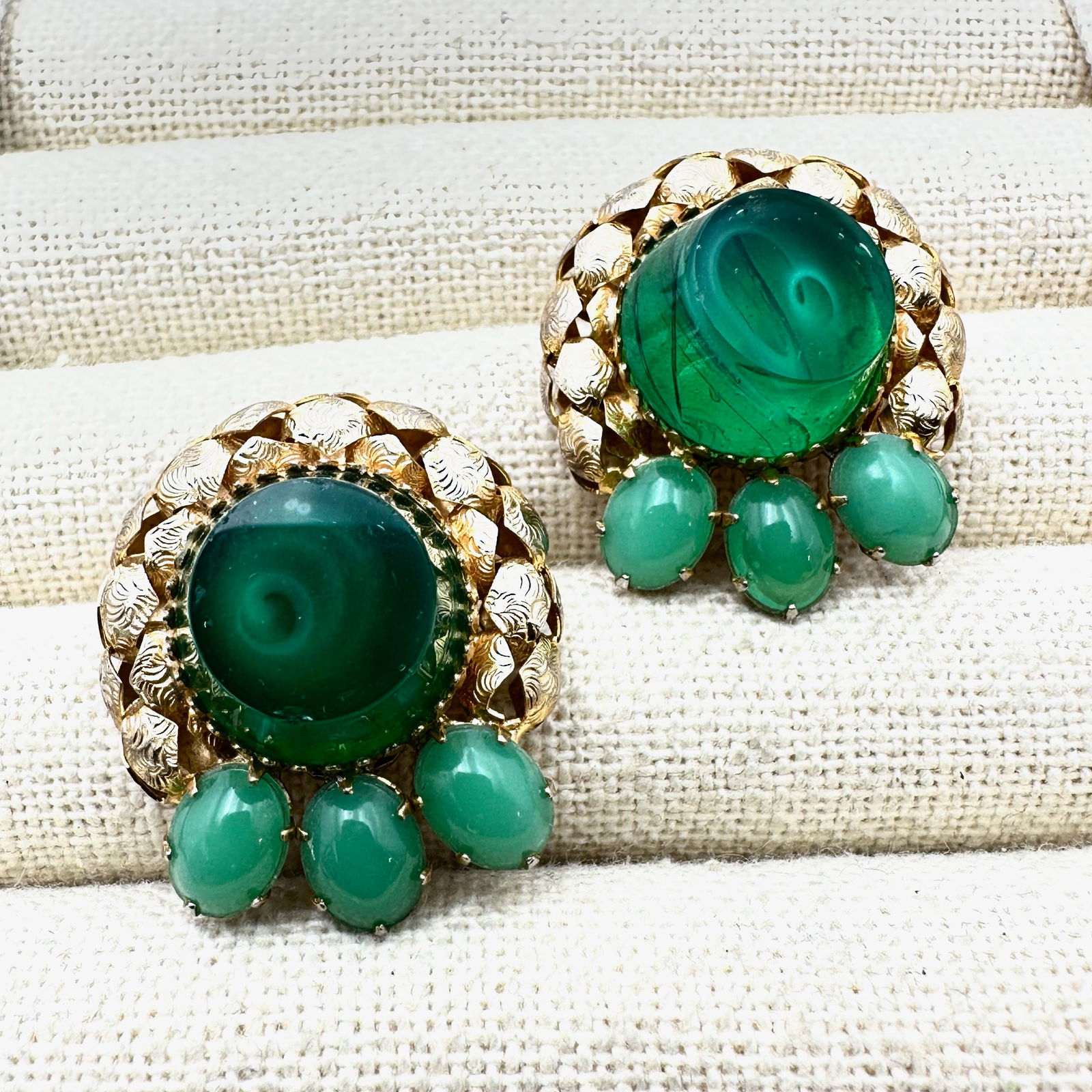 Vintage Scassi Green Gripoix Glass Gold Tone Clip Earrings 1.25 Inch: Vintage Scassi Green Gripoix Glass Gold Tone Clip Earrings 1.25 Inch