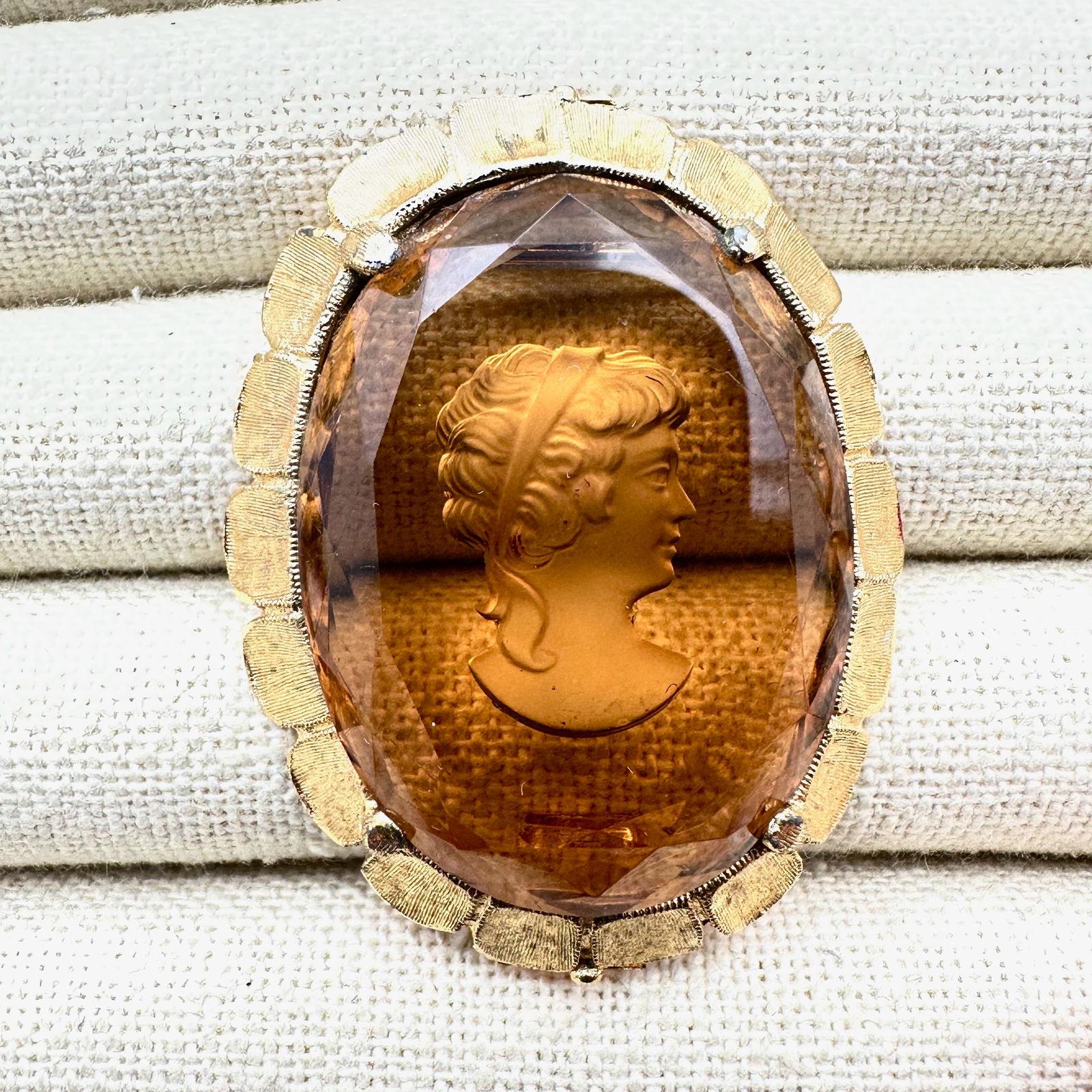 Vintage Amber Glass Intaglio Portrait Gold tone Brooch Pin 2 Inch: Vintage Amber Glass Intaglio Portrait Gold tone Brooch Pin 2 Inch