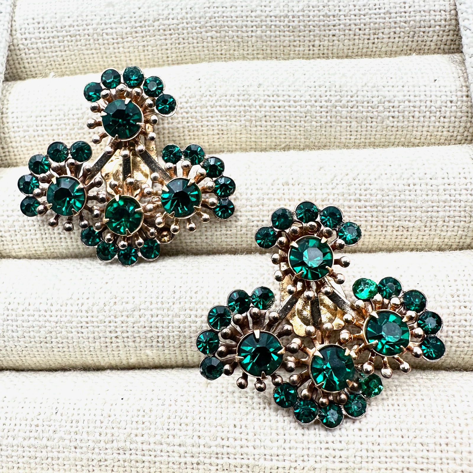 Vintage Green Glass Rhinestone Gold Tone Clip Earrings 1.25 Inch: Vintage Green Glass Rhinestone Gold Tone Clip Earrings 1.25 Inch