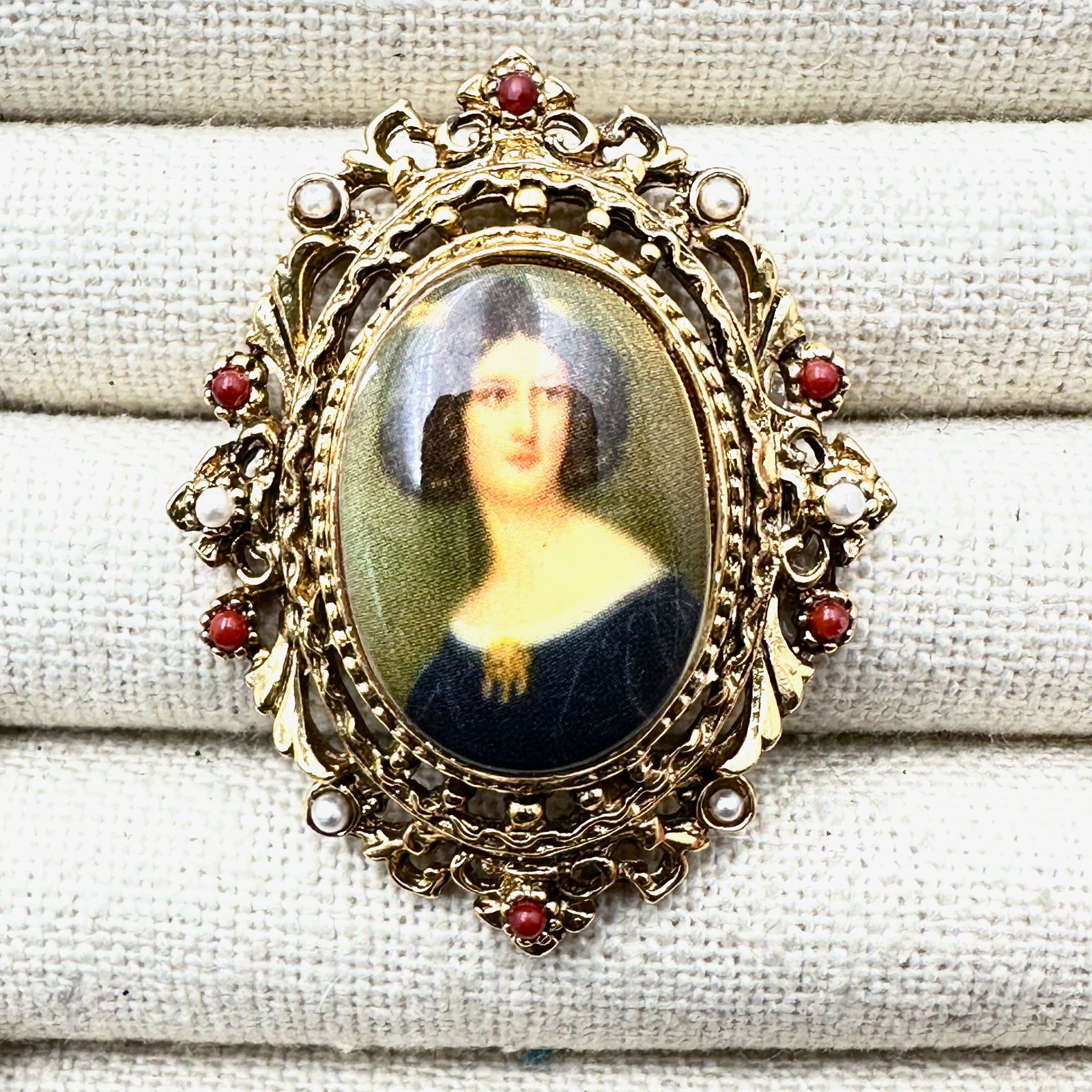 Vintage Arthur Pepper ART Portrait Gold Tone Brooch Pin 2 Inch: Vintage Arthur Pepper ART Portrait Gold Tone Brooch Pin 2 Inch