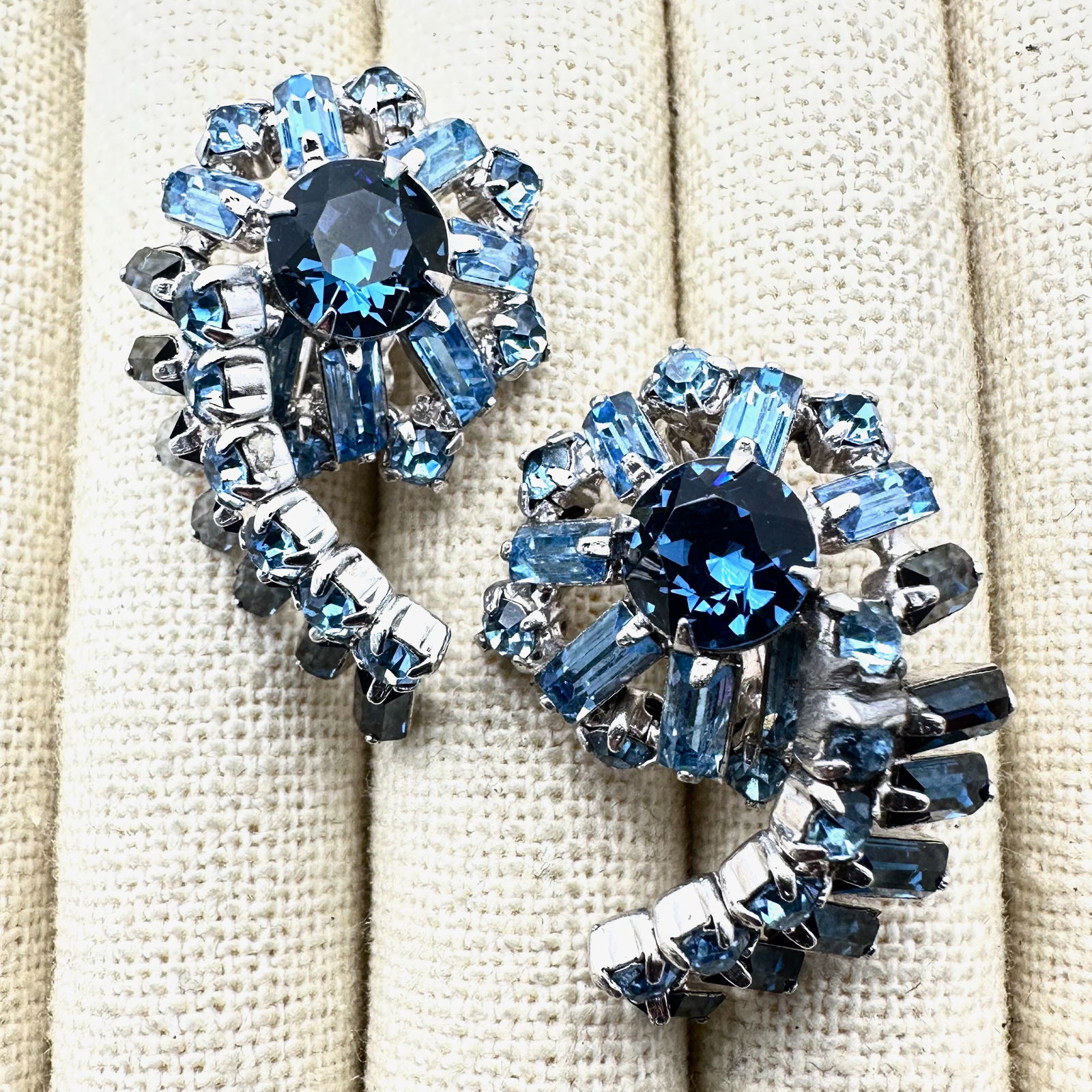 Vintage Unsigned High End Light and Dark Blue Glass Rhinestone Silver Tone Clip Earrings 1.5 Inch: Vintage Unsigned High End Light and Dark Blue Glass Rhinestone Silver Tone Clip Earrings 1.5 Inch