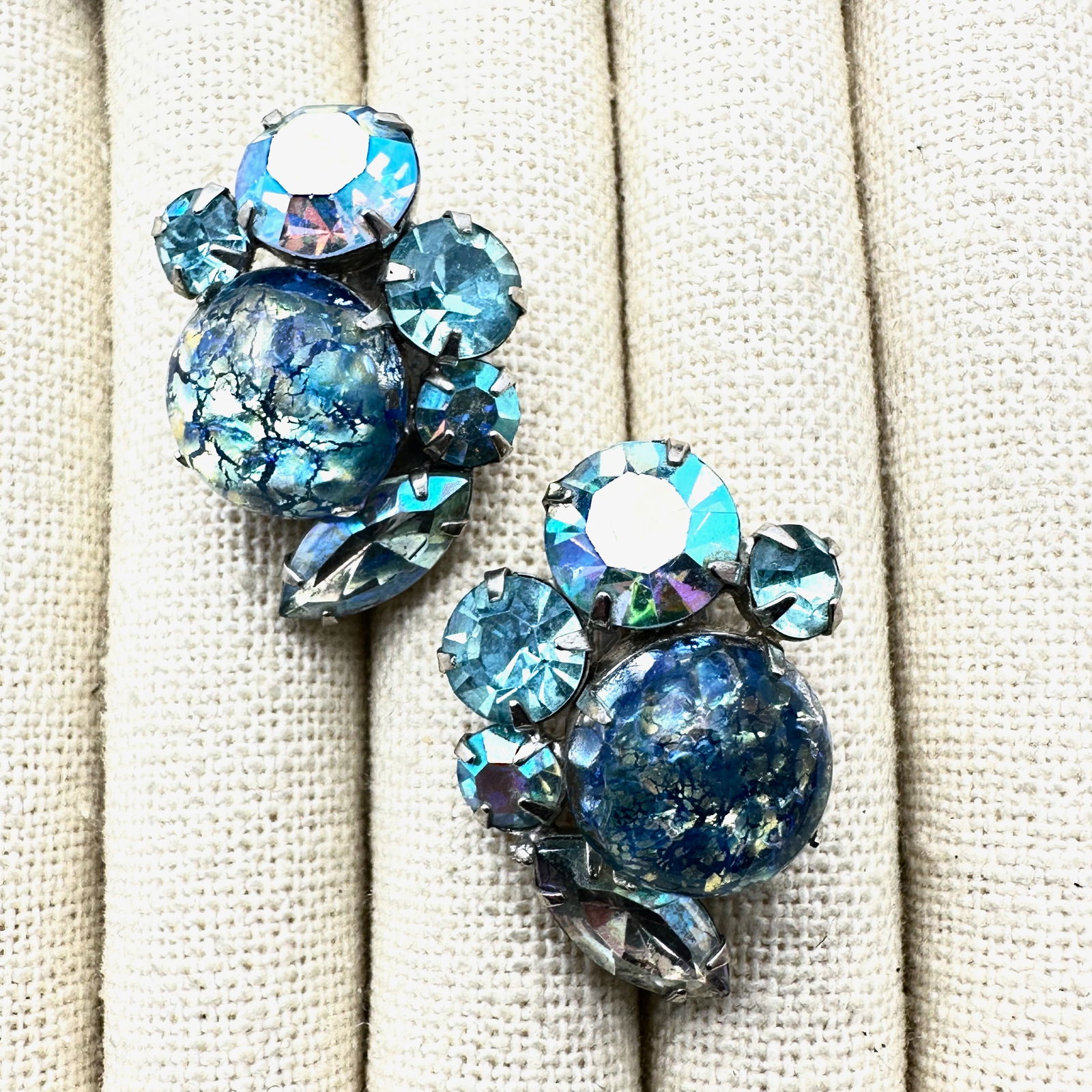 Vintage Weiss Dragons Breath Glass Rhinestone Silver Tone Clip Earrings 1.25 Inch: Vintage Weiss Dragons Breath Glass Rhinestone Silver Tone Clip Earrings 1.25 Inch