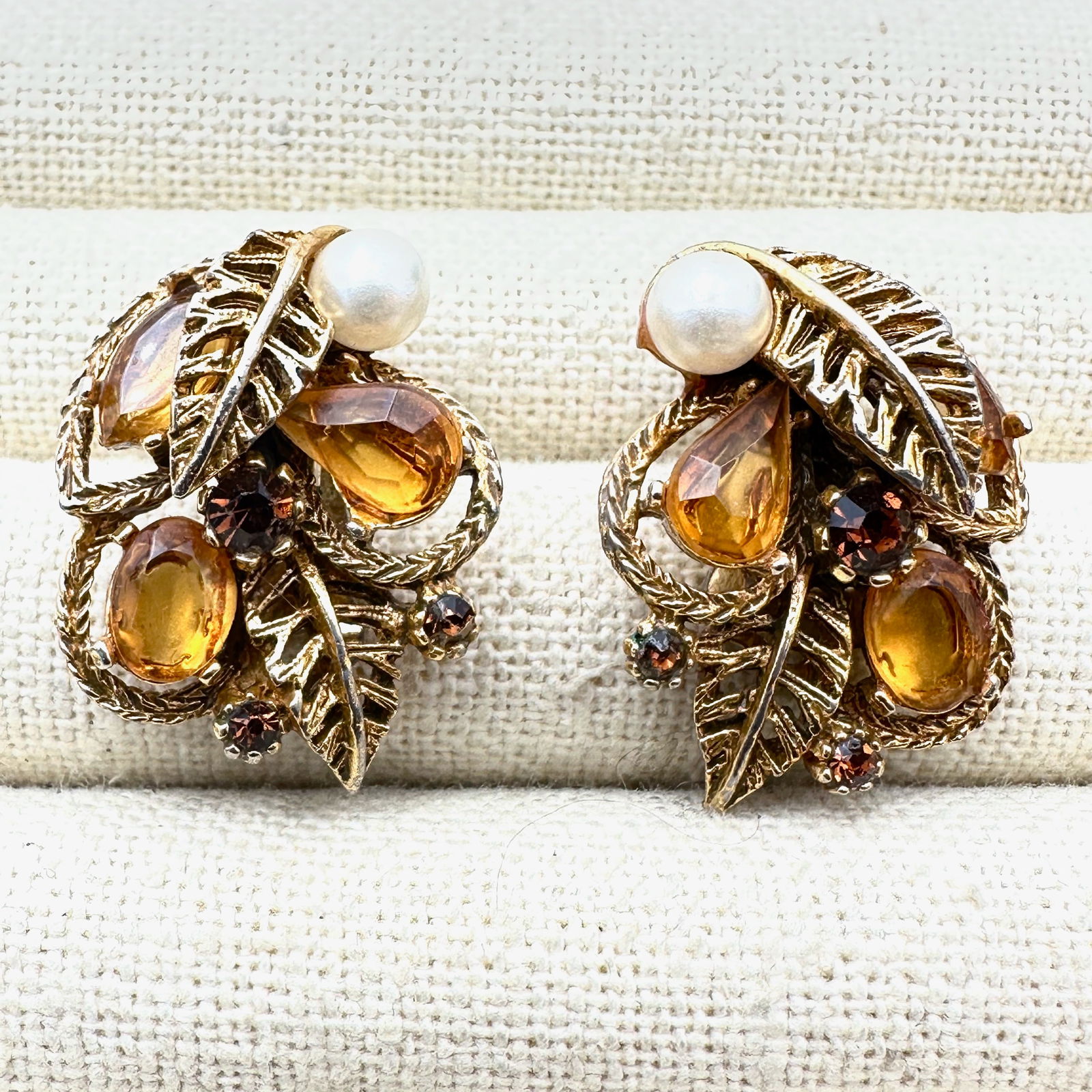 Vintage High End Unsigned Amber Glass Rhinestone Gold Tone Clip Earrings 1.25 Inch: Vintage High End Unsigned Amber Glass Rhinestone Gold Tone Clip Earrings 1.25 Inch