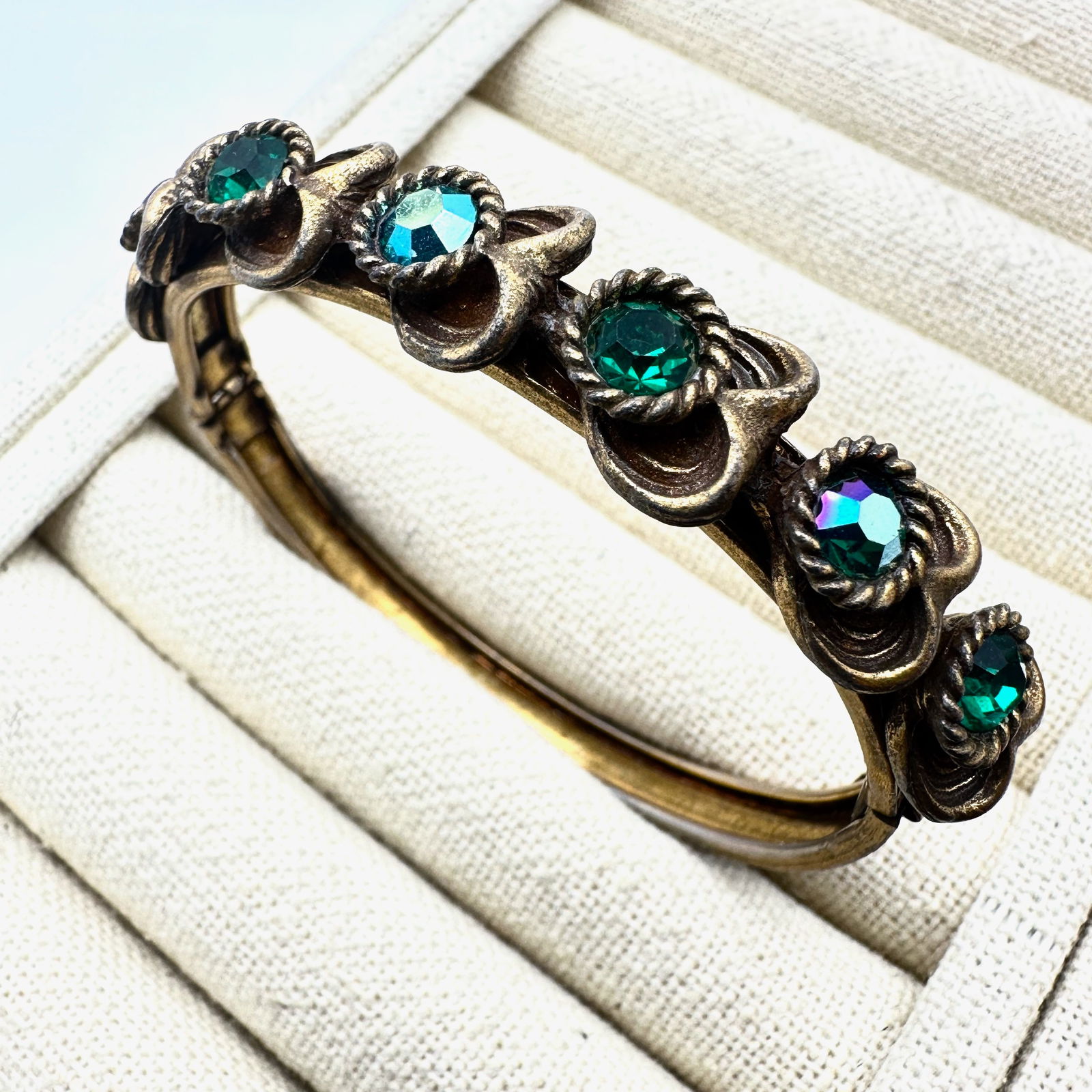 Vintage Green Aurora Borealis Glass Rhinestone Antiqued Gold Tone Hinged Bangle Bracelet: Vintage Green Aurora Borealis Glass Rhinestone Antiqued Gold Tone Hinged Bangle Bracelet