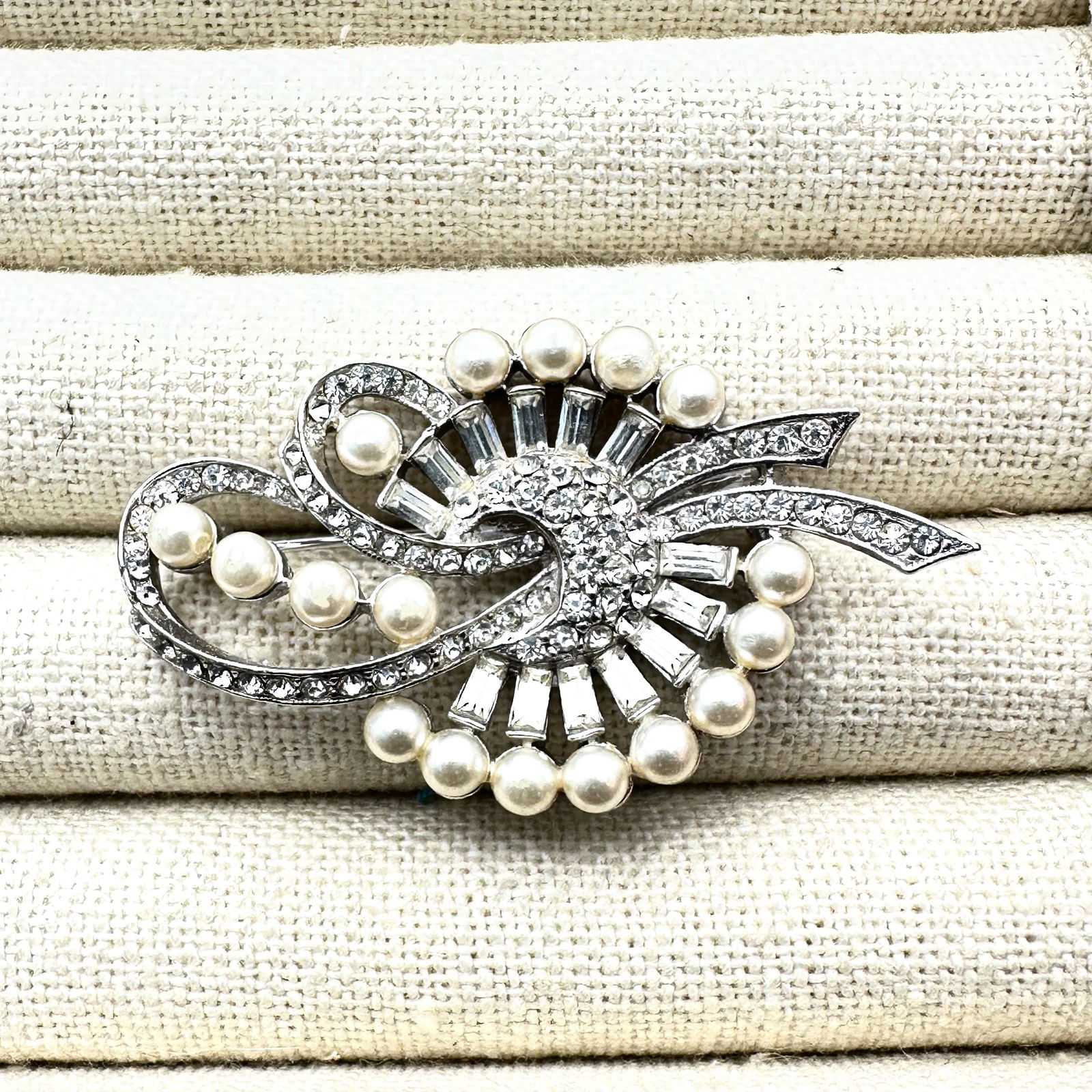 Vintage Weisner Clear Rhinestone Faux Pearl Silver Tone Brooch Pin 2.25 Inch: Vintage Weisner Clear Rhinestone Faux Pearl Silver Tone Brooch Pin 2.25 Inch