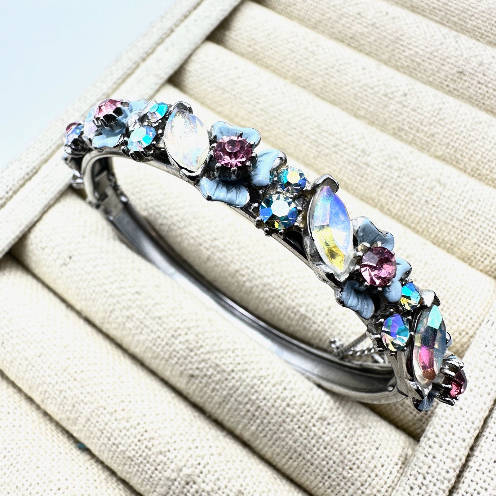 Vintage Pink Blue Glass Rhinestone Silver Tone Hinged Bangle Bracelet 6.5 Inch: Vintage Pink Blue Glass Rhinestone Silver Tone Hinged Bangle Bracelet 6.5 Inch