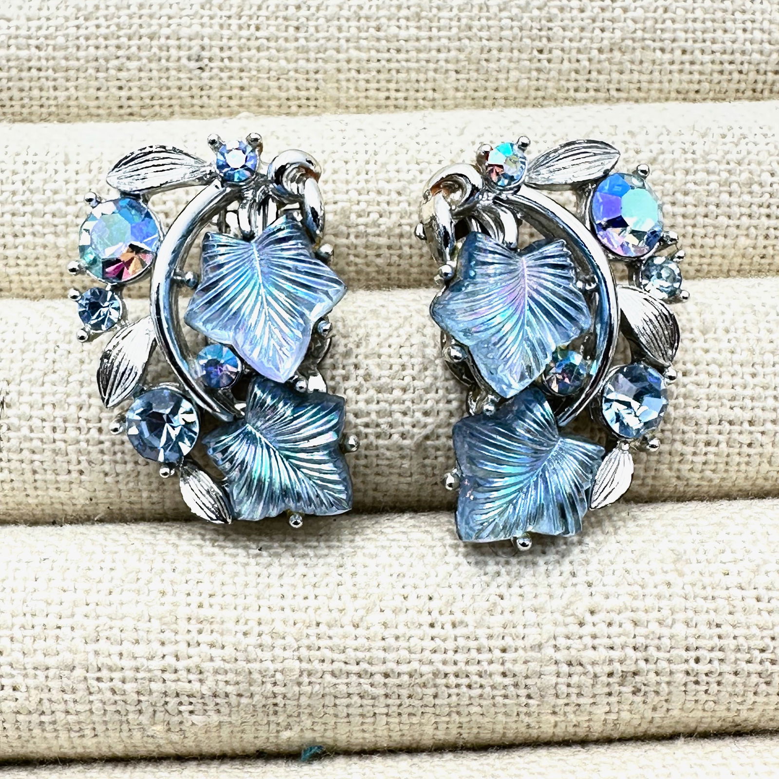 Vintage Lisner Blue Rhinestone Lucite Leaf Design Silver Tone Clip Earrings 1.25 Inch: Vintage Lisner Blue Rhinestone Lucite Leaf Design Silver Tone Clip Earrings 1.25 Inch