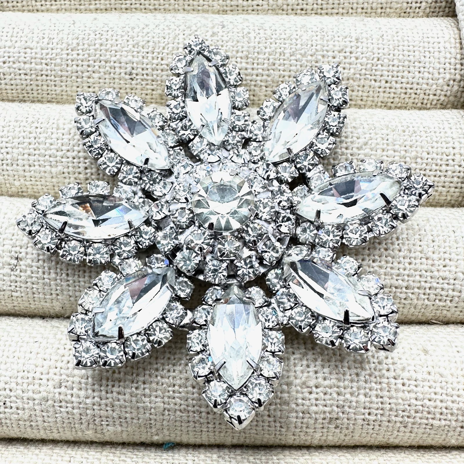 Vintage Clear Glass Rhinestone Silver Tone Flower Brooch Pin 2.25 Inch: Vintage Clear Glass Rhinestone Silver Tone Flower Brooch Pin 2.25 Inch