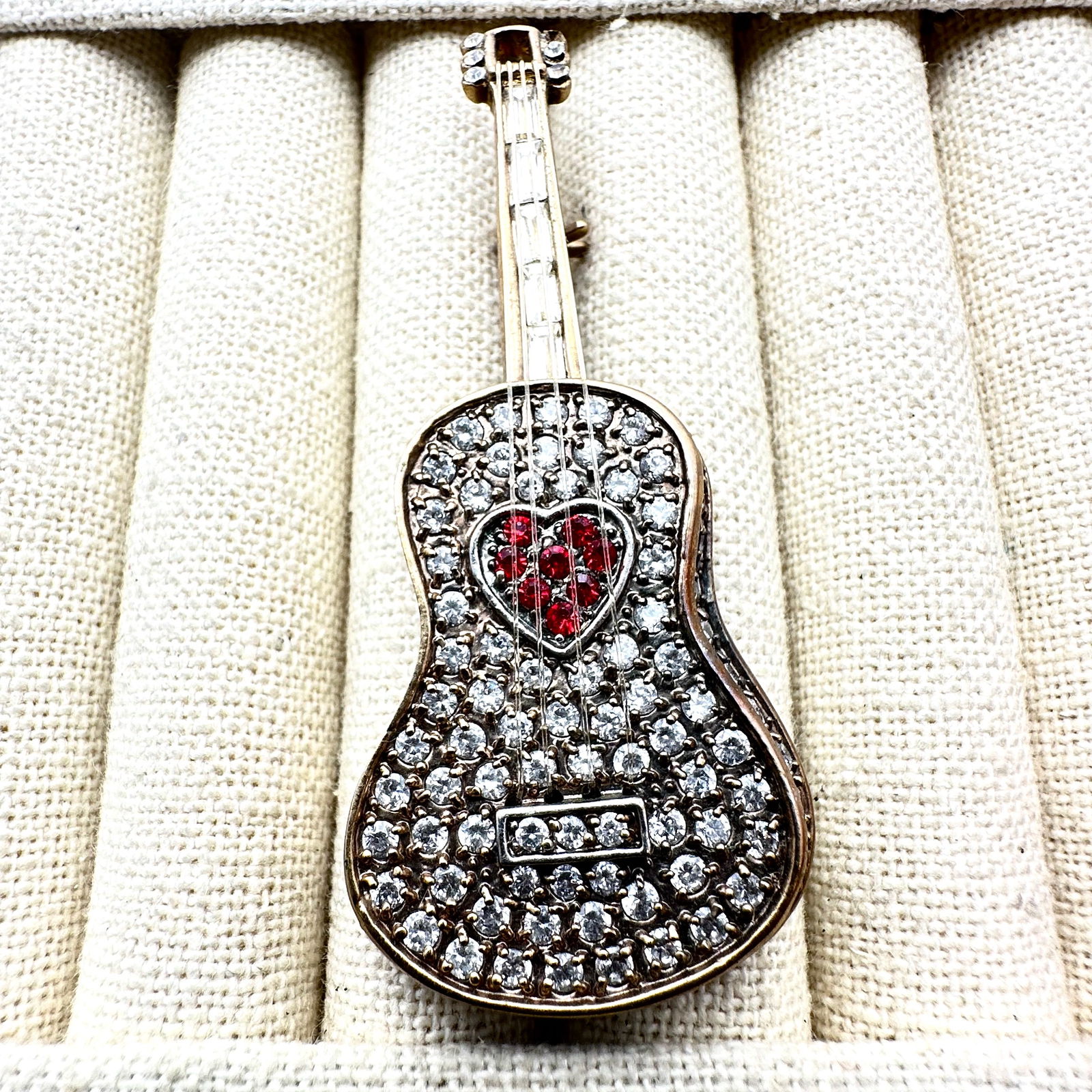Vintage Clear And Red Rhinestone Gold Tone Guitar Brooch Pin 3 Inch: Vintage Clear And Red Rhinestone Gold Tone Guitar Brooch Pin 3 Inch