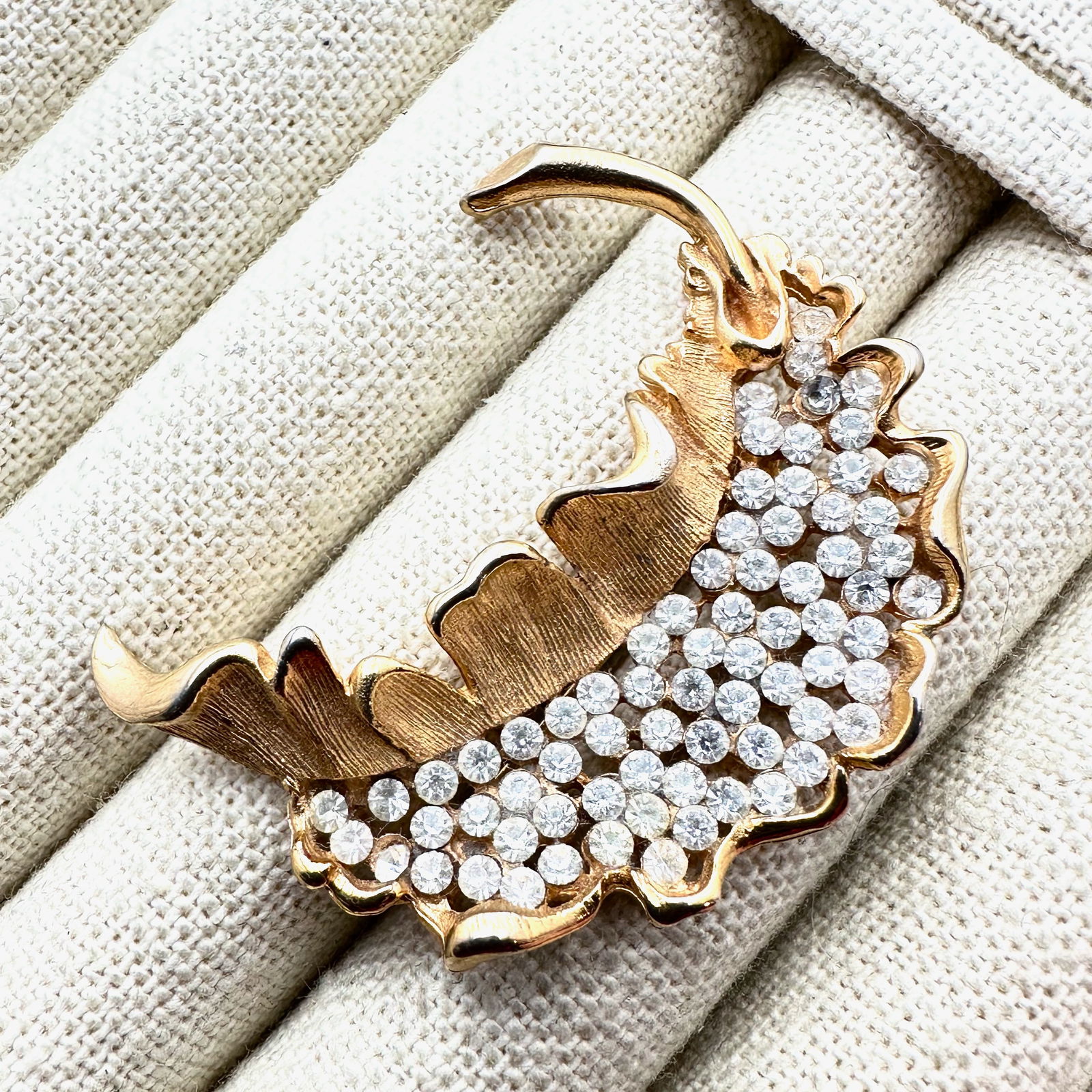 Vintage Kramer of New York Clear Rhinestone Matte Gold Tone Leaf Brooch Pin 2 Inch: Vintage Kramer of New York Clear Rhinestone Matte Gold Tone Leaf Brooch Pin 2 Inch