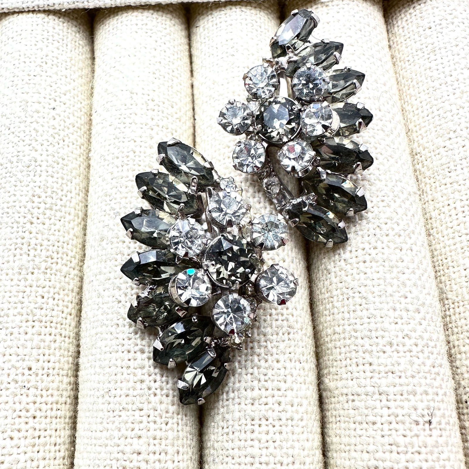 Vintage Juliana Smoky Grey and Clear Glass Rhinestone Silver Tone Clip Earrings 1.5 Inch: Vintage Juliana Smoky Grey and Clear Glass Rhinestone Silver Tone Clip Earrings 1.5 Inch