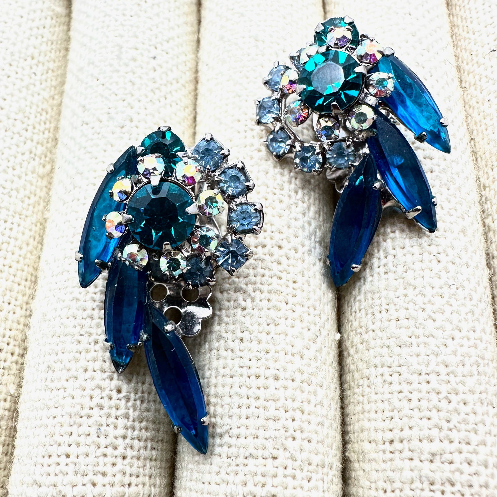 Vintage High End Unsigned Blue Green Silver Tone Clip Earrings 1 Inch: Vintage High End Unsigned Blue Green Silver Tone Clip Earrings 1 Inch