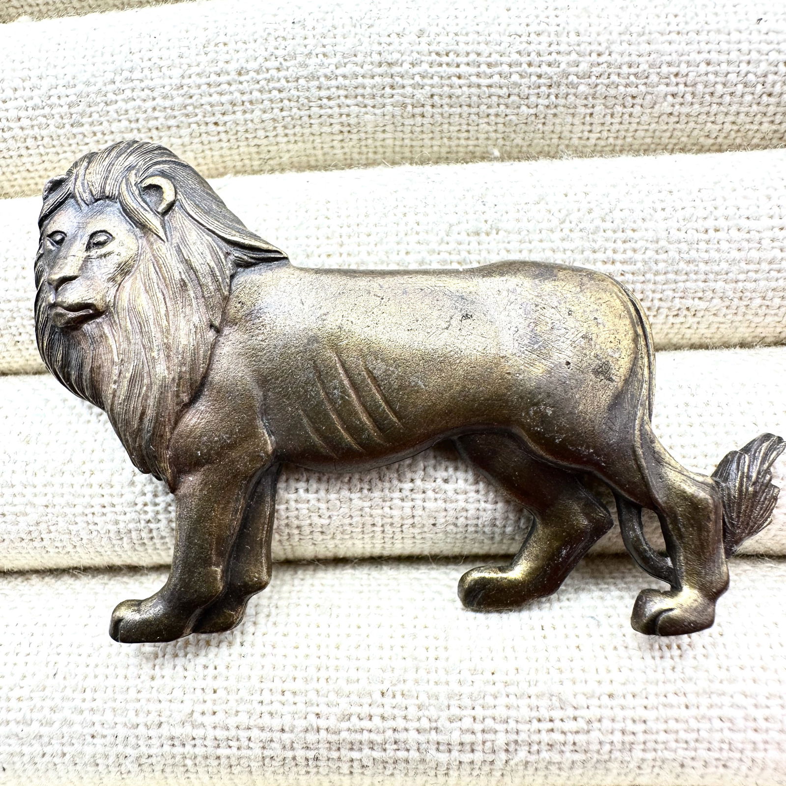 Vintage JJ Antiqued Gold Tone Lion Brooch Pin 2.5 Inch: Vintage JJ Antiqued Gold Tone Lion Brooch Pin 2.5 Inch