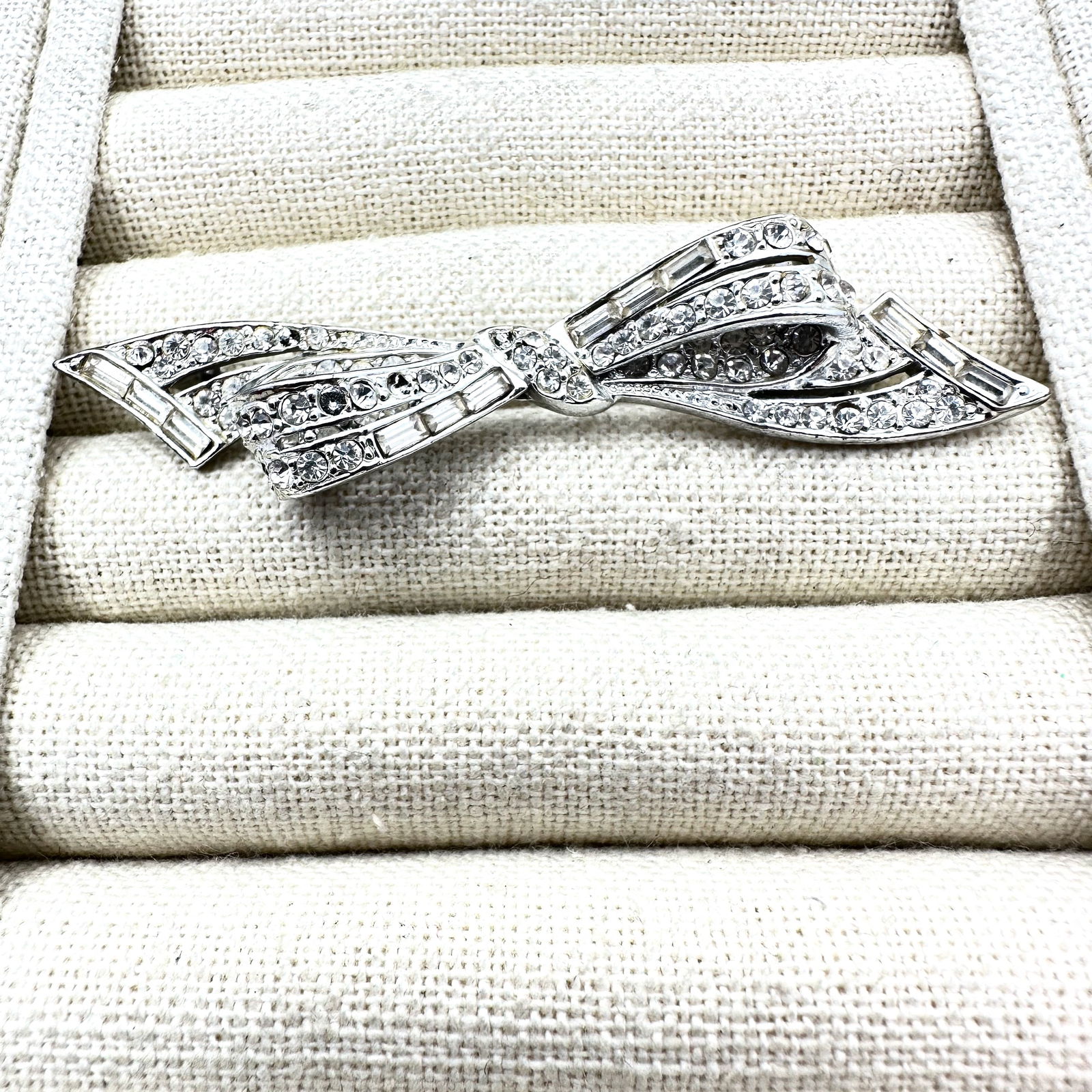 Vintage Tara Clear Glass Rhinestone Silver Tone Bow Brooch Pin 3 Inch: Vintage Tara Clear Glass Rhinestone Silver Tone Bow Brooch Pin 3 Inch