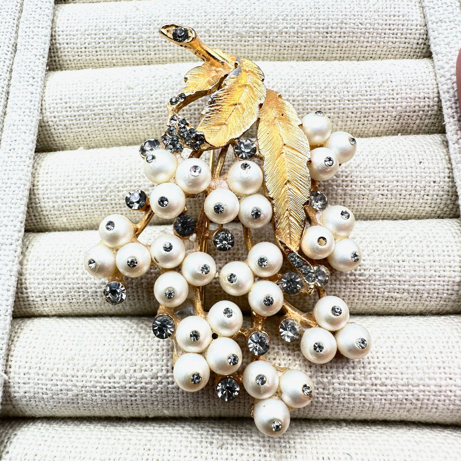 Vintage BSK Pearl and Rhinestone Gold Tone Brooch Pin 2.5 Inch: Vintage BSK Pearl and Rhinestone Gold Tone Brooch Pin 2.5 Inch