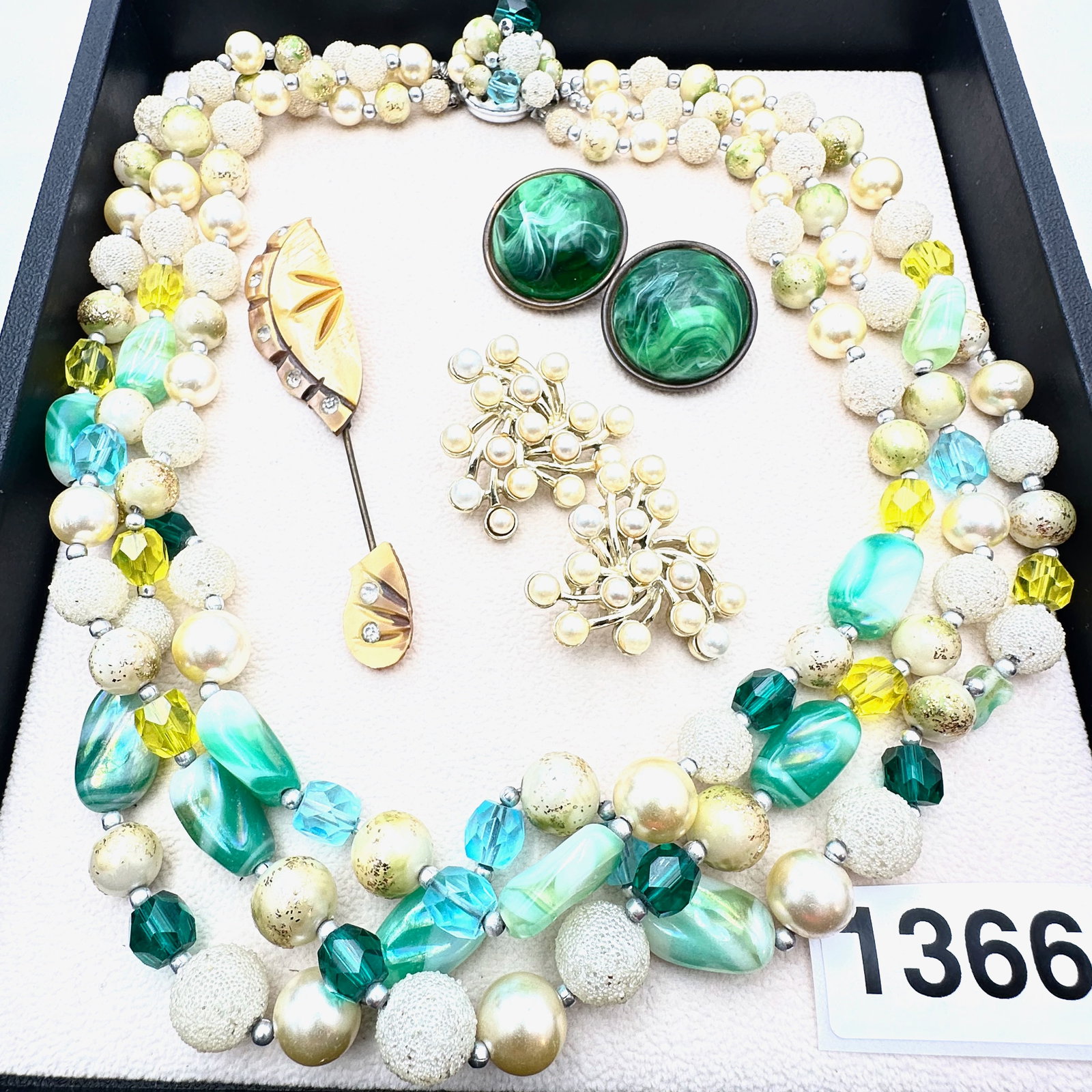 Vintage to Modern Group Lot Collection of Jewelry: Vintage to Modern Group Lot Collection of Jewelry