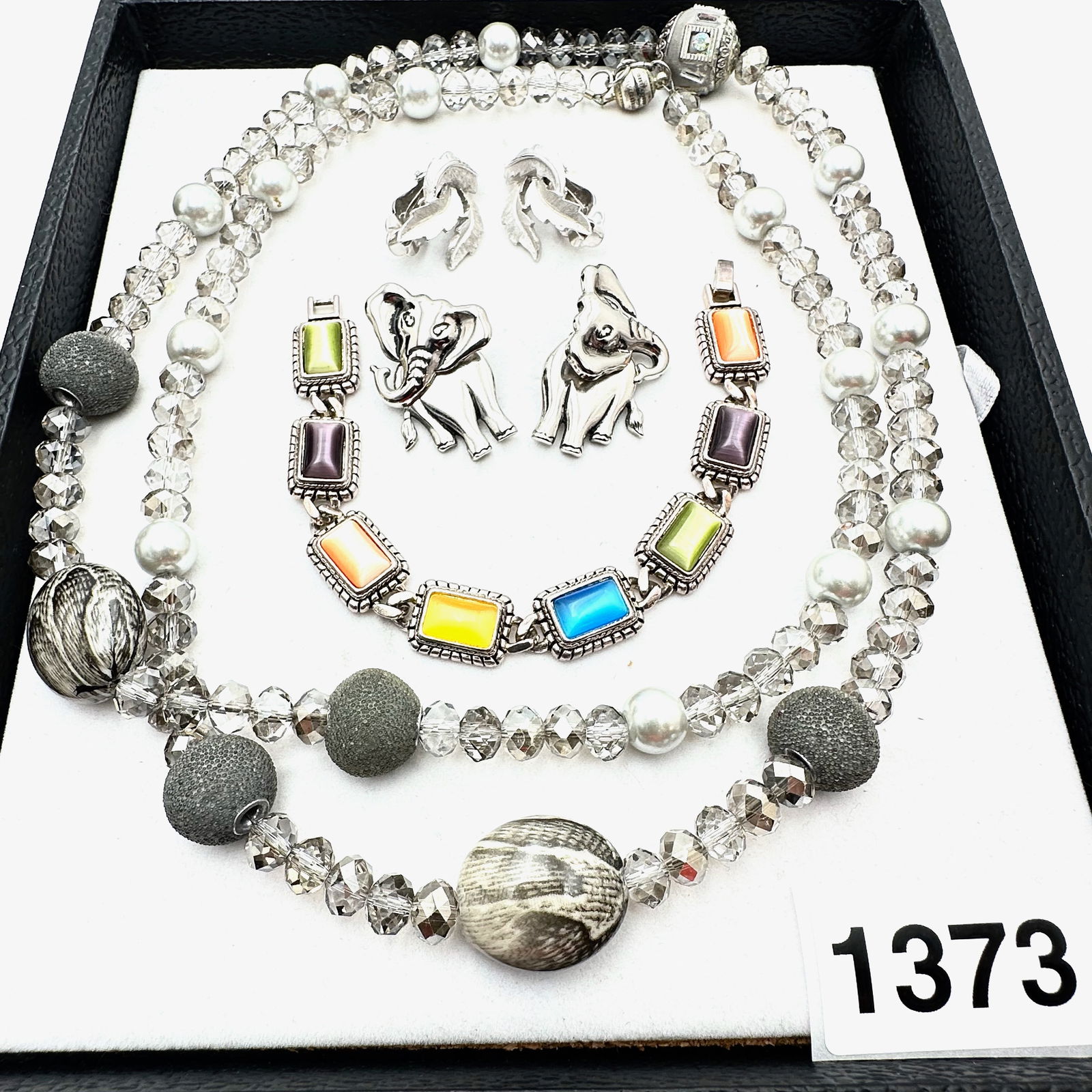 Vintage to Modern Group Lot Collection of Jewelry: Vintage to Modern Group Lot Collection of Jewelry