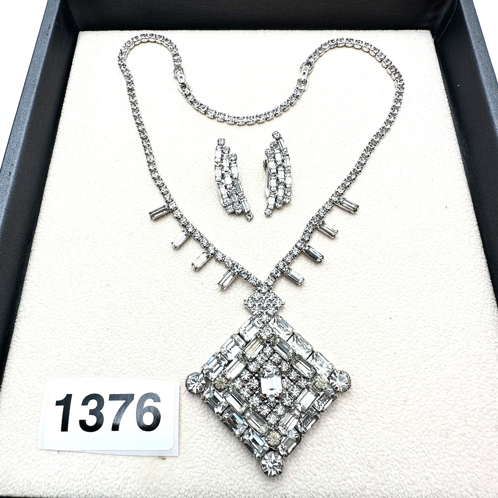 Vintage to Modern Group Lot Collection of Jewelry: Vintage to Modern Group Lot Collection of Jewelry