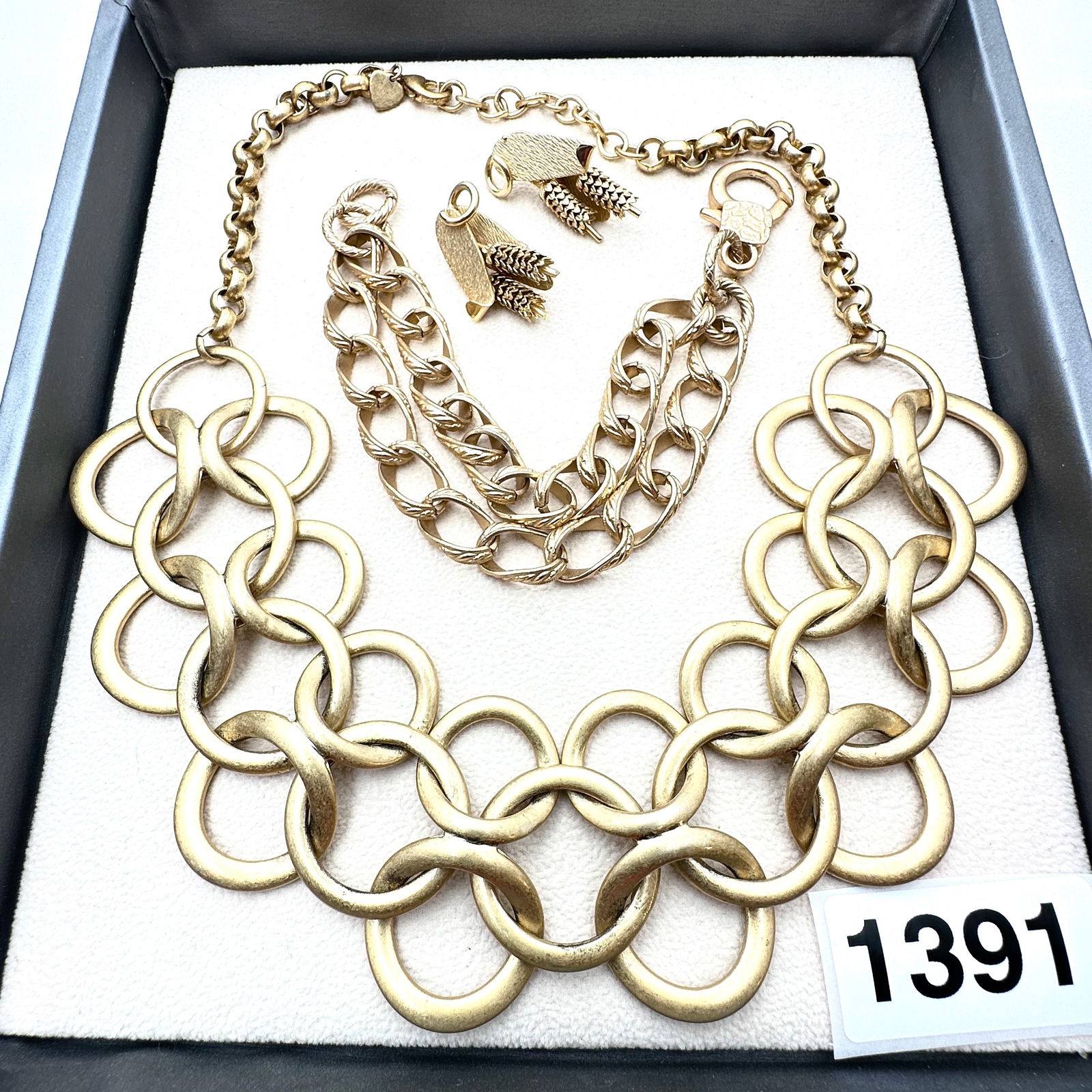 Vintage to Modern Group Lot Collection of Jewelry: Vintage to Modern Group Lot Collection of Jewelry