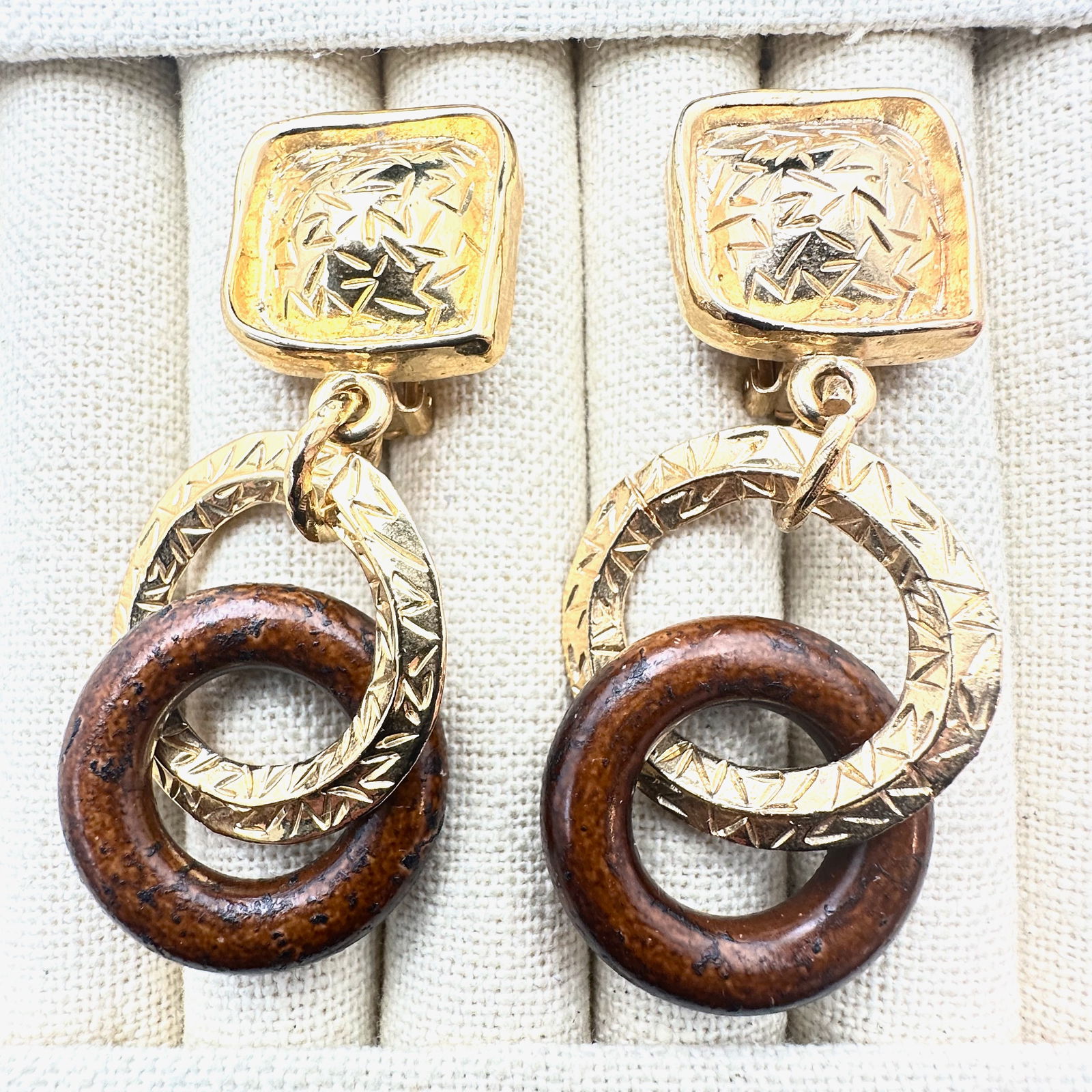 Vintage Unsigned Designer Kate Hines Gold Tone Statement Earrings Clip 2.5 Inch (1 of 2)