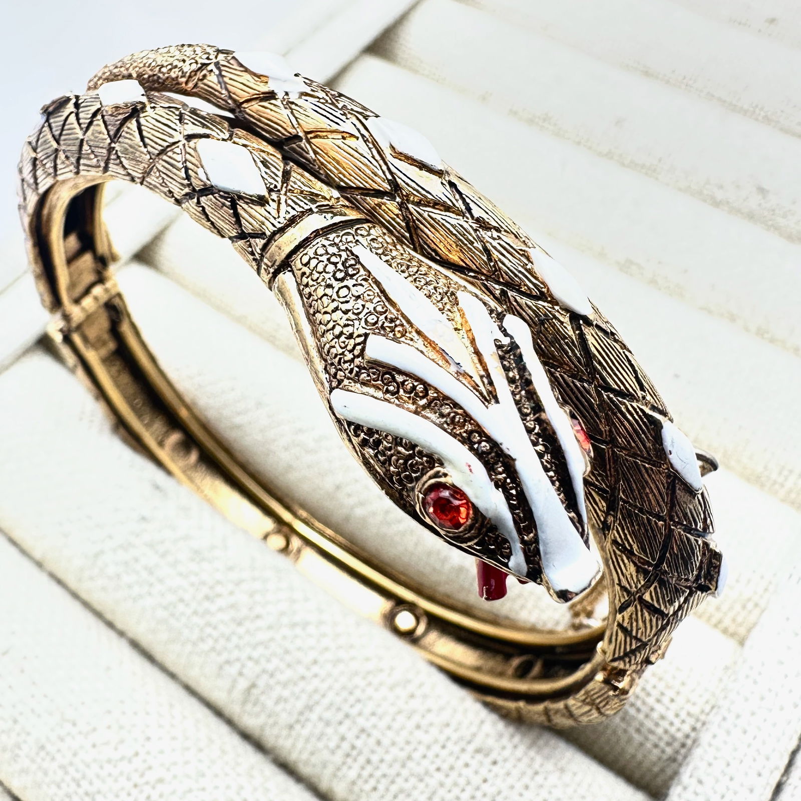 Vintage Arthur Pepper ART Enamel Gold Tone Snake Design Hinged Bangle Bracelet 7 Inch: Vintage Arthur Pepper ART Enamel Gold Tone Snake Design Hinged Bangle Bracelet 7 Inch