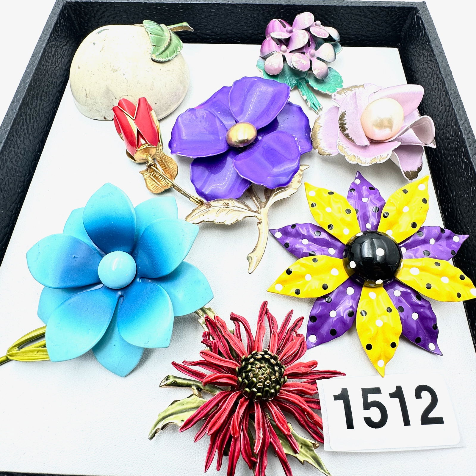 Vintage Group of Retro Enamel Flower Brooches Pins: Vintage Group of Retro Enamel Flower Brooches Pins