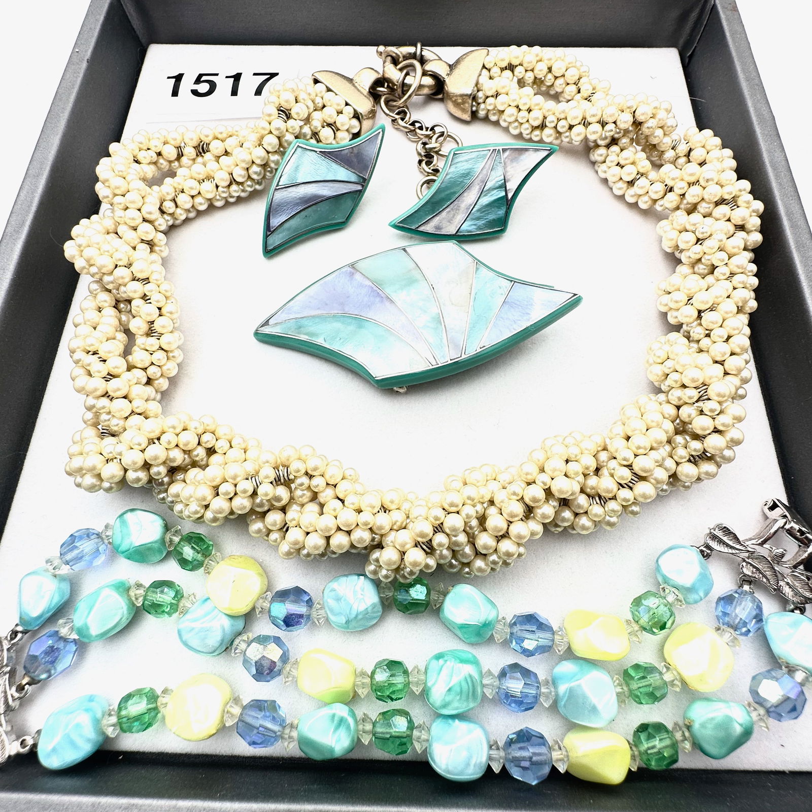 Vintage to Modern Group Lot Collection of Jewelry: Vintage to Modern Group Lot Collection of Jewelry