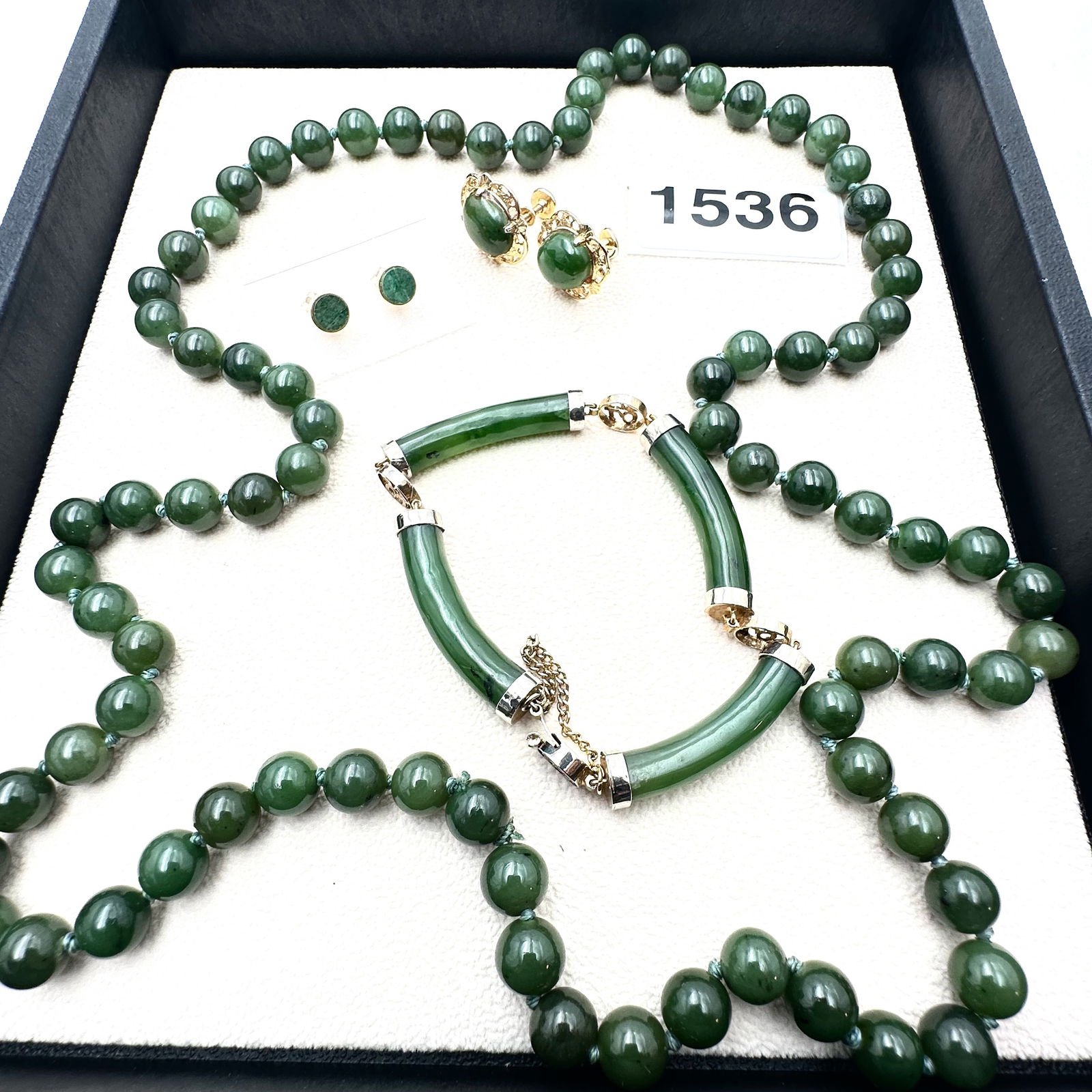Vintage Jewelry Group Lot Collection of Jade Necklace Bracelet and Earrings: Vintage Jewelry Group Lot Collection of Jade Necklace Bracelet and Earrings