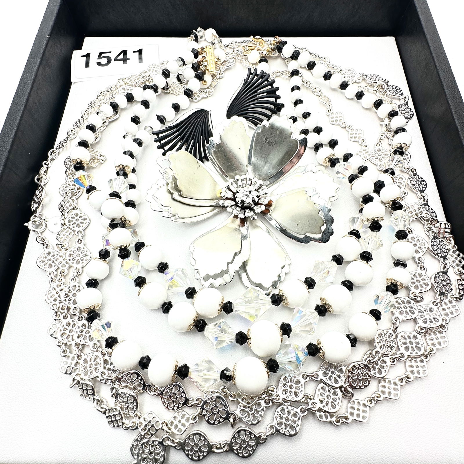 Vintage to Modern Group Lot Collection of Jewelry: Vintage to Modern Group Lot Collection of Jewelry