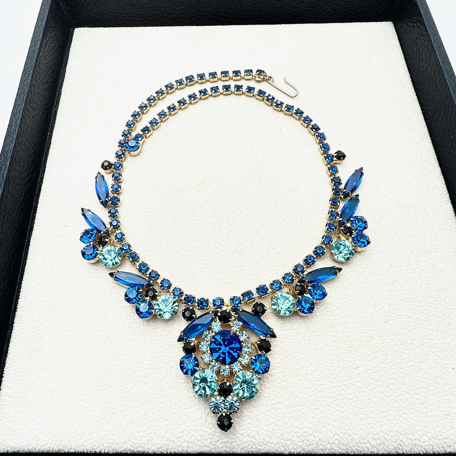 Vintage Juliana Blue Glass Rhinestone Gold Tone Necklace 16 Inch (1 of 2)