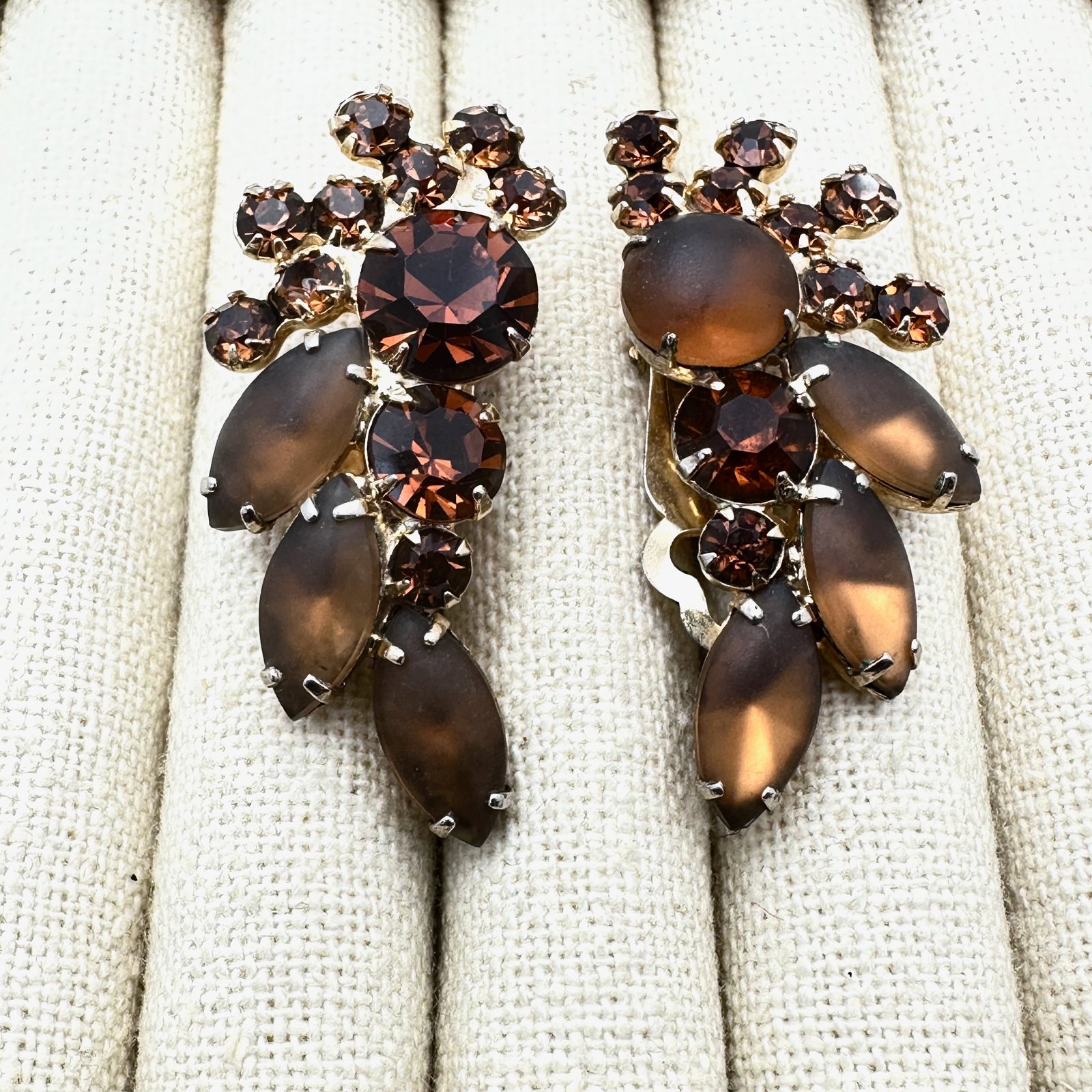Vintage Juliana Amber Brown Glass Rhinestone Gold Tone Clip Earrings: Vintage Juliana Amber Brown Glass Rhinestone Gold Tone Clip Earrings