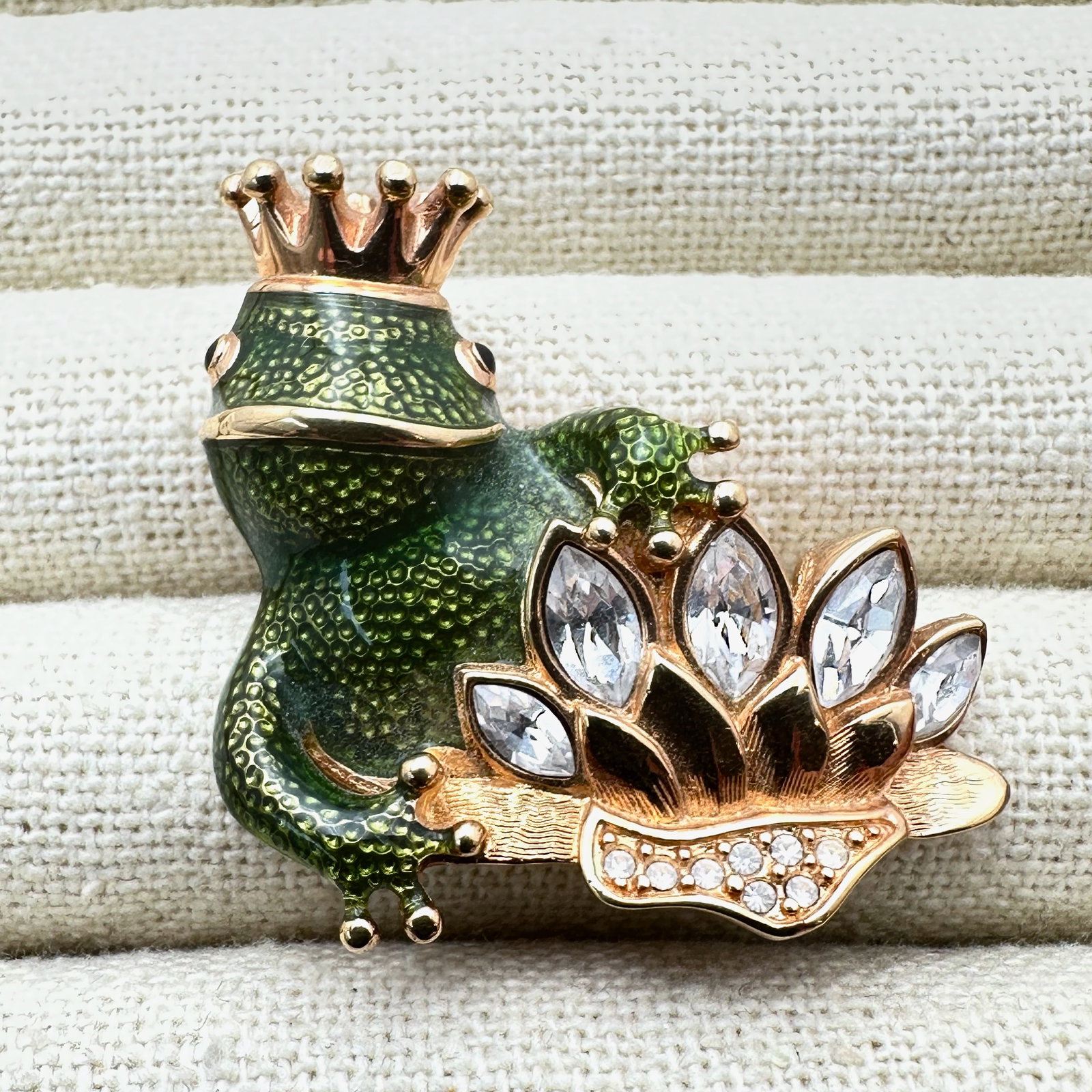 Swarovski Frog King and Lily Pad Enamel Crystal Gold Plated Brooch Pin 1.5 Inch (1 of 2)