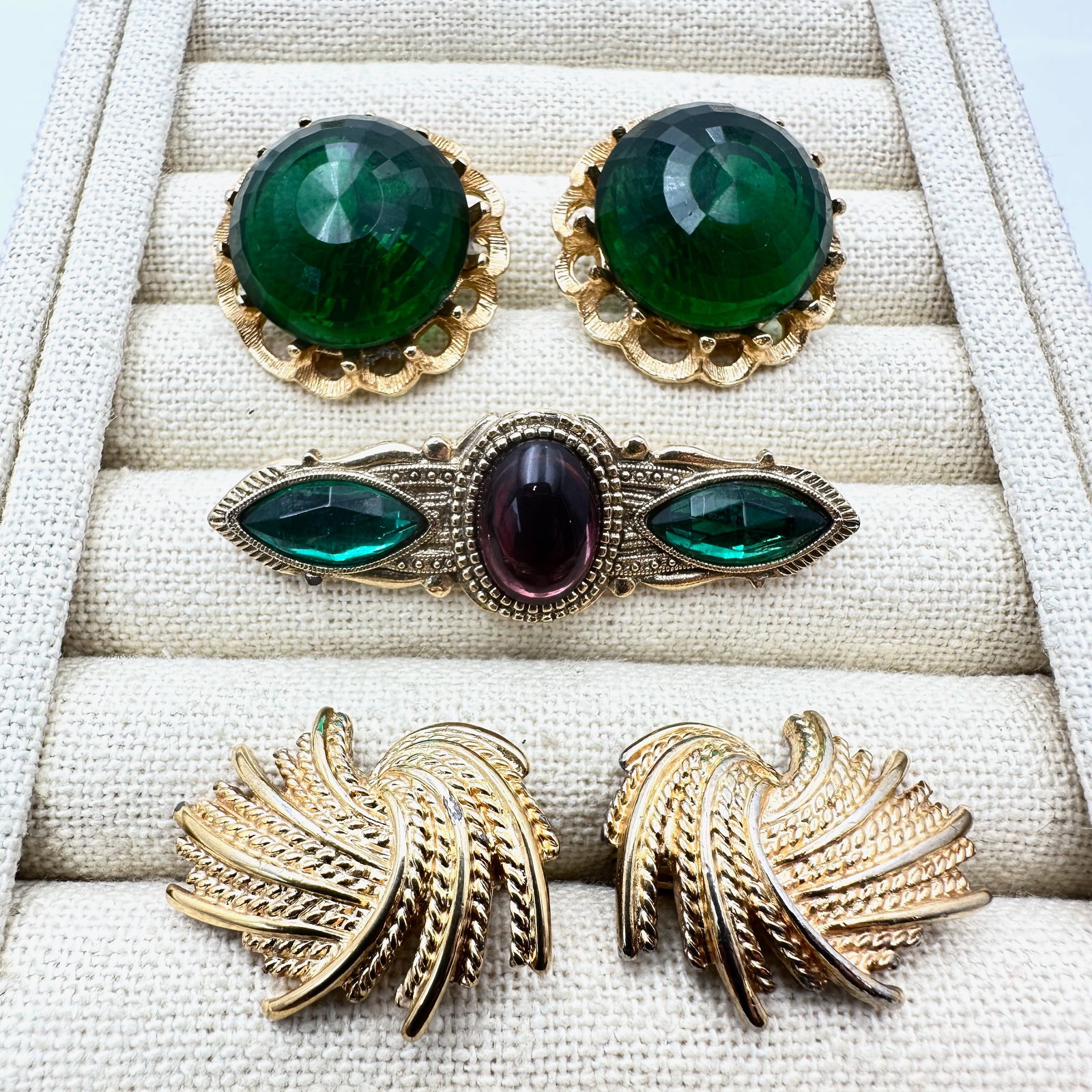 Vintage Jewelry Group Lot Monet Earrings 1928 Brooch Pin Green Faceted Glass Gold Tone Clip Earrings: Vintage Jewelry Group Lot Monet Earrings 1928 Brooch Pin Green Faceted Glass Gold Tone Clip Earrings