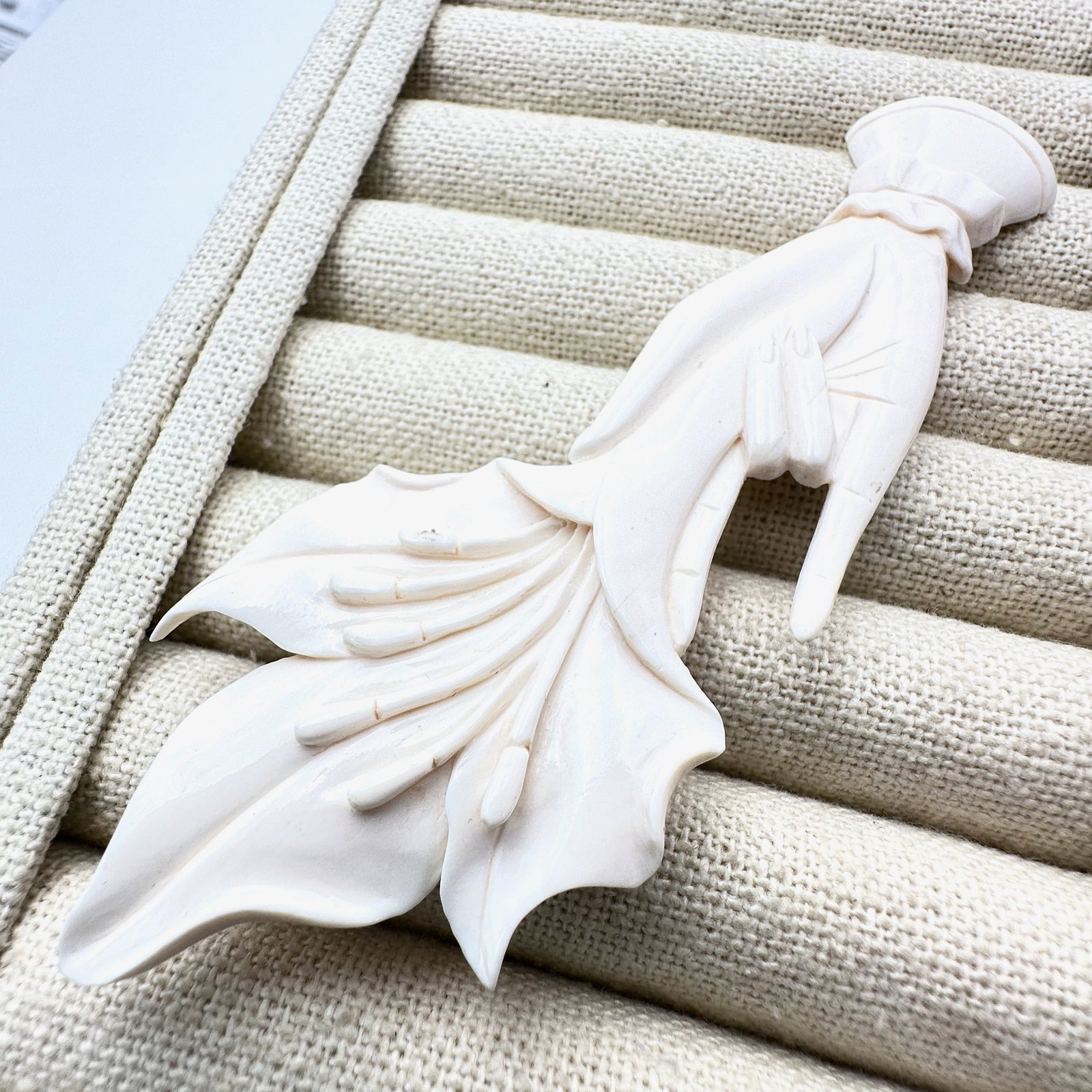 Antique Vintage Delicated Carved Flower In Hand Brooch Pin 4.5 Inch: Antique Vintage Delicated Carved Flower In Hand Brooch Pin 4.5 Inch