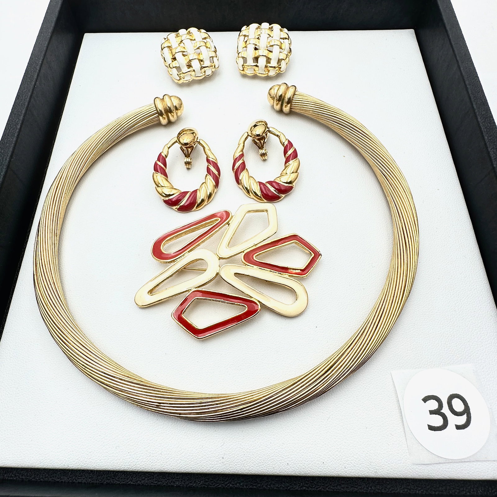 Vintage Gold Tone Tobagas Choker Necklace Red and White Enamel Brooch Pin and Clip Earrings: Vintage Gold Tone Tobagas Choker Necklace Red and White Enamel Brooch Pin and Clip Earrings