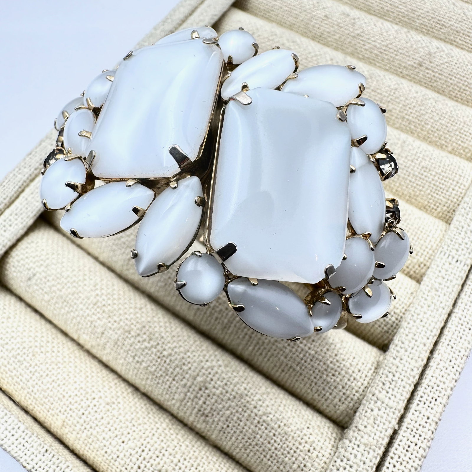 Vintage Elizabeth Morrey White Cats Eye Glass Gold Tone Clamper Bracelet 6.5 Inch (1 of 2)
