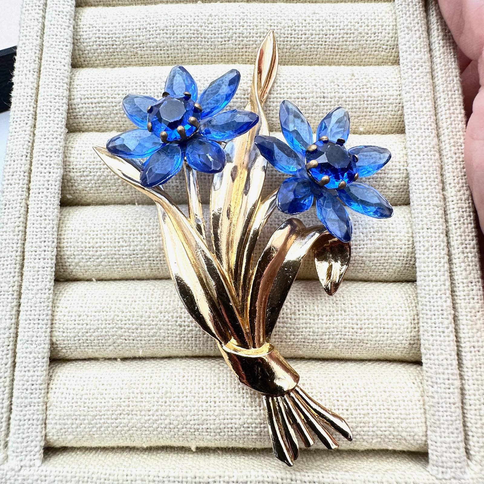 Antique Vintage 1940s Era Blue Glass Rhinestone Flower Gold Plated Pot Metal Brooch Pin 3.5 Inch: Antique Vintage 1940s Era Blue Glass Rhinestone Flower Gold Plated Pot Metal Brooch Pin 3.5 Inch