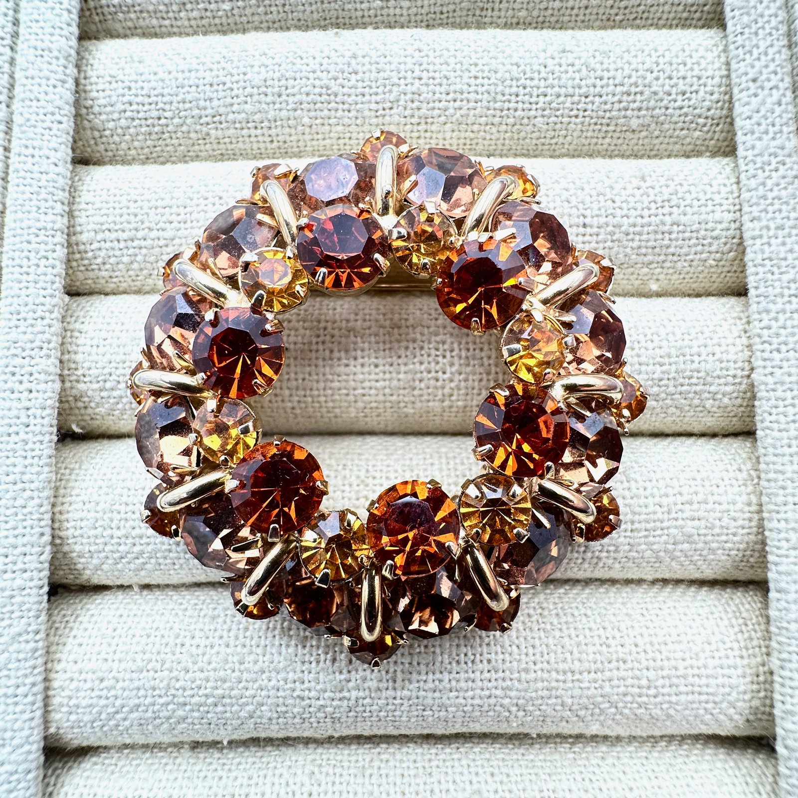 Vintage Unsigned Amber and Orange Glass Rhinestone Gold Tone Brooch Pin 2.5 Inch (1 of 2)