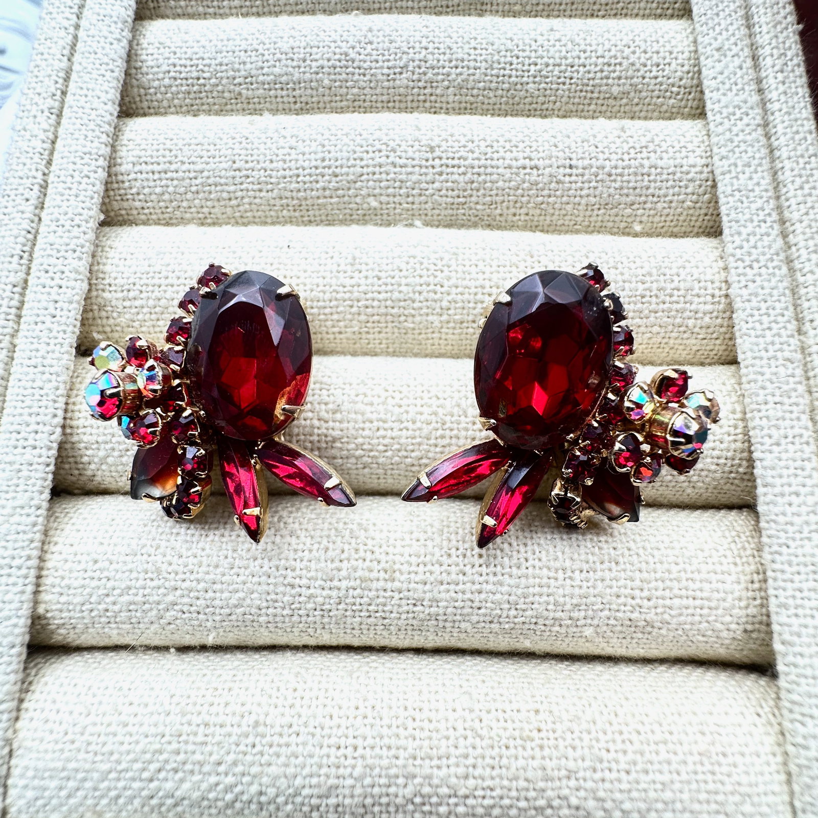 Vintage High End Unsigned Designer Red Glass Rhinestone Gold Tone Clip Earrings 1.25 Inch (1 of 2)