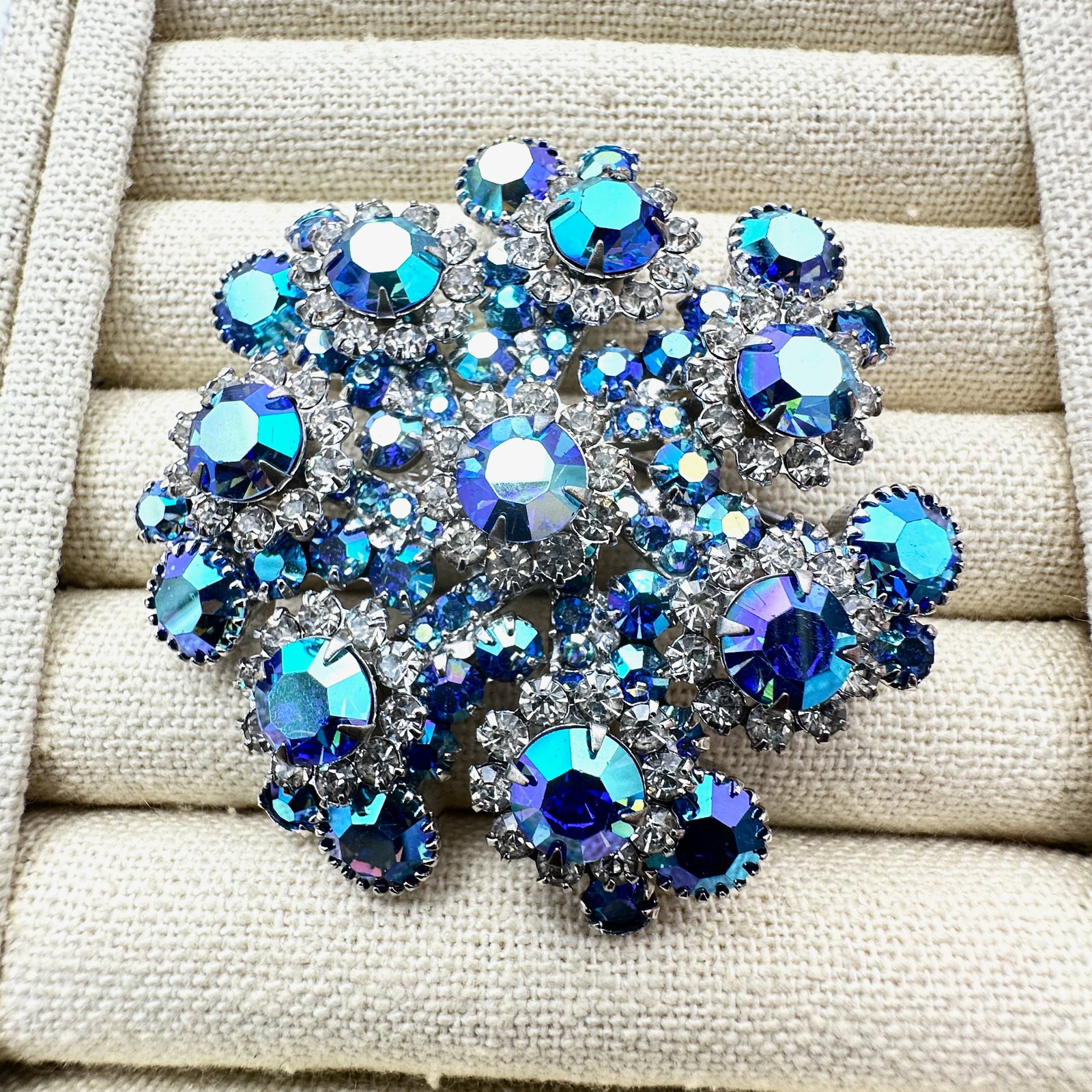 Vintage Juliana Blue Aurora Borealis Glass Rhinestone Silver Tone Brooch Pin 2.5 Inch (1 of 2)