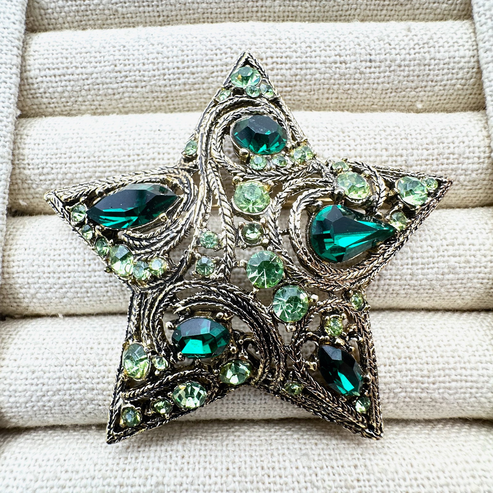 Vintage Unsigned La RocoLight and Dark Green Glass Rhinestone Gold Tone Star Brooch Pin Pendant 2.5 (1 of 2)