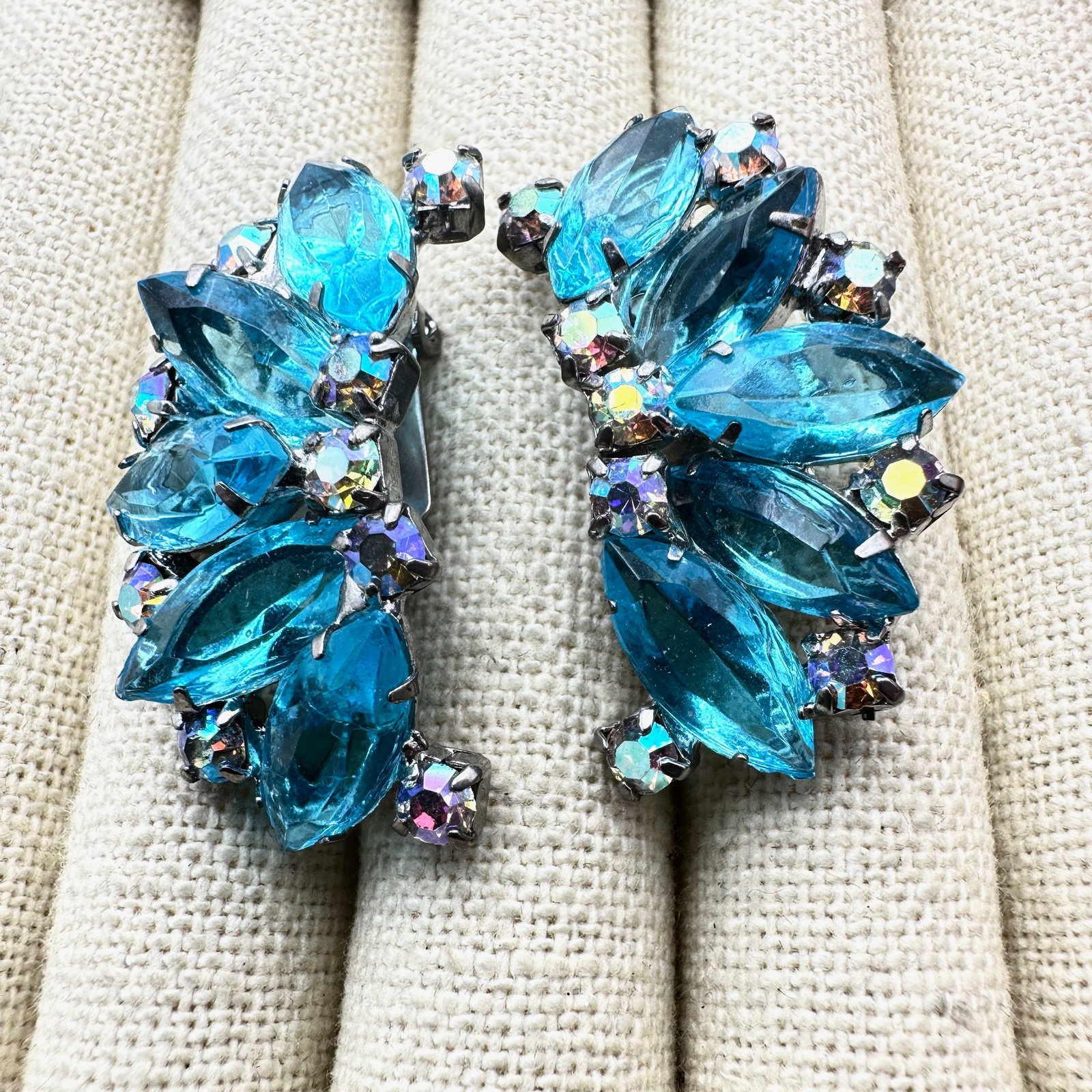 Vintage Unsigned Designer Aqua Blue Glass Rhinestone Silver Tone Clip Earrings 1.5 Inch (1 of 2)