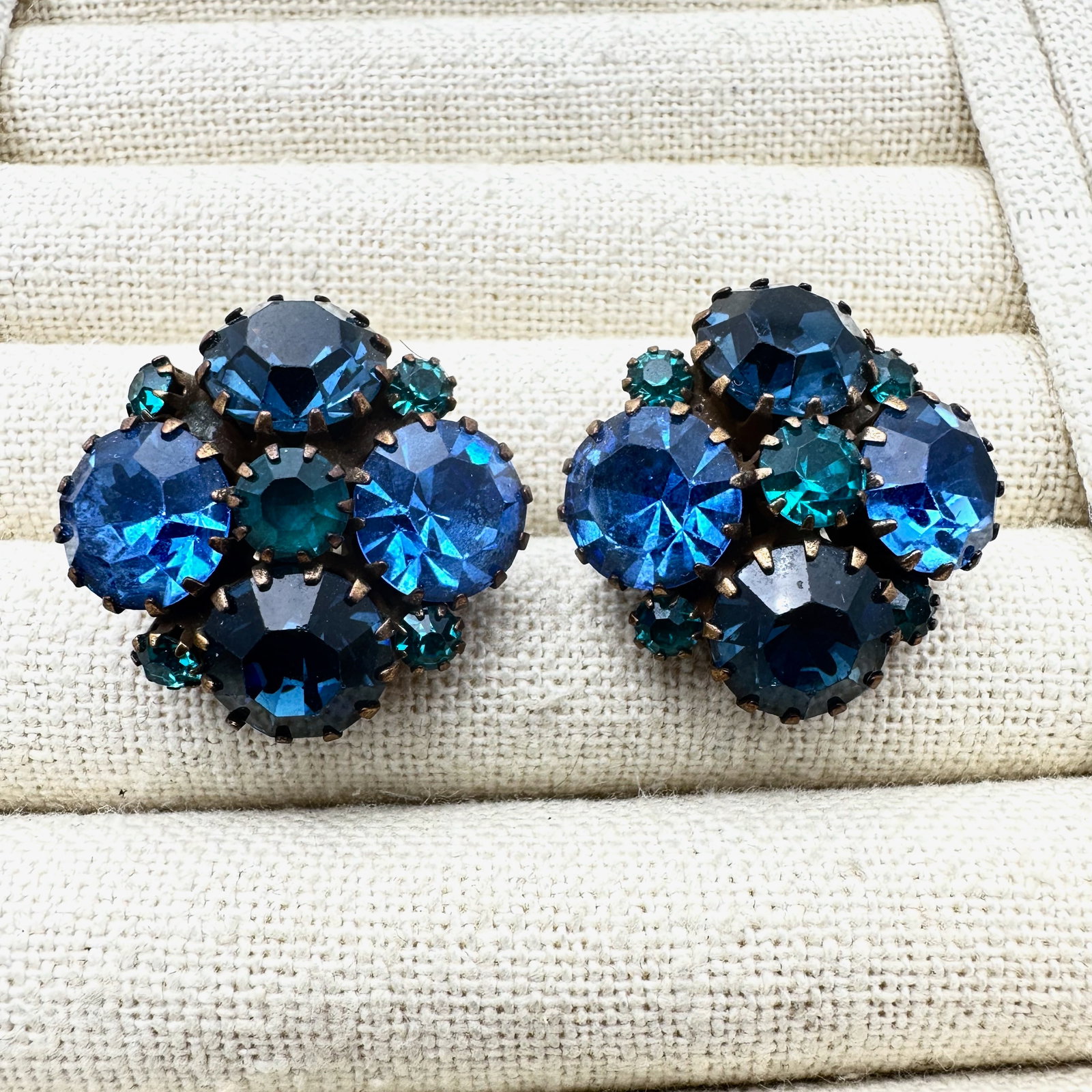 Vintage Weiss Blue Green Glass Rhinestone Gold Tone Clip Earrings (1 of 2)