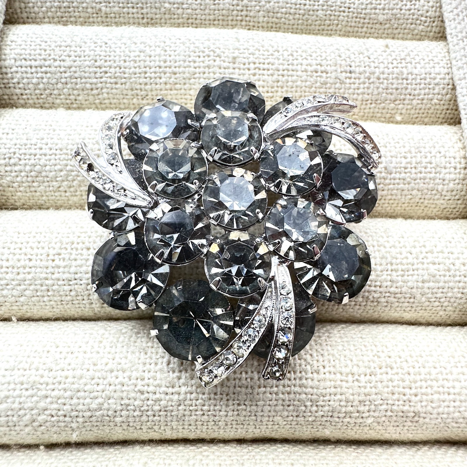 Vintage Weiss Brooch Pin Grey and Clear Glass Rhinestones Silver Tone 2 Inch: Vintage Weiss Brooch Pin Grey and Clear Glass Rhinestones Silver Tone 2 Inch