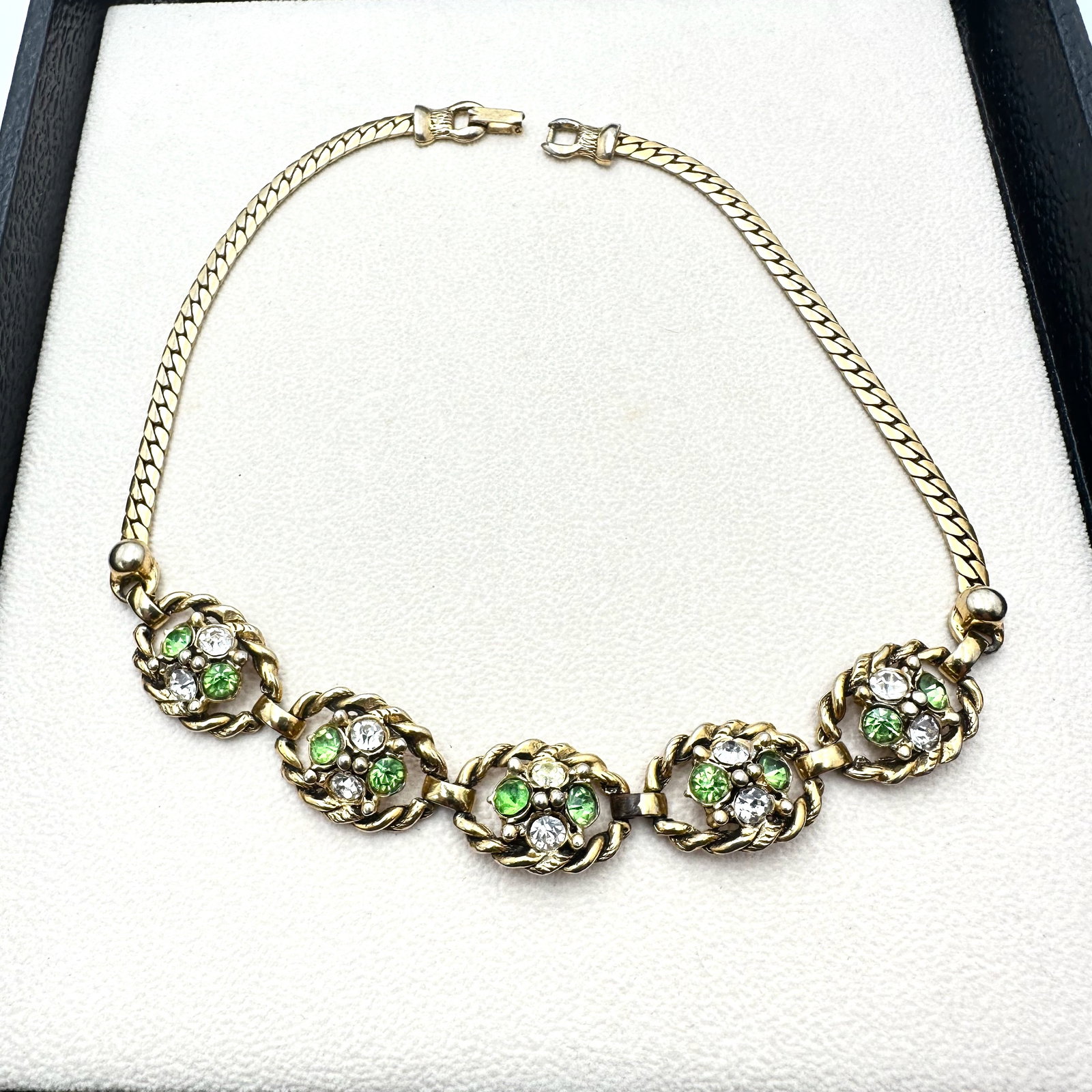 Vintage Unsigned Designer Green Glass Rhinestone Gold Tone Necklace 16 Inch: Vintage Unsigned Designer Green Glass Rhinestone Gold Tone Necklace 16 Inch