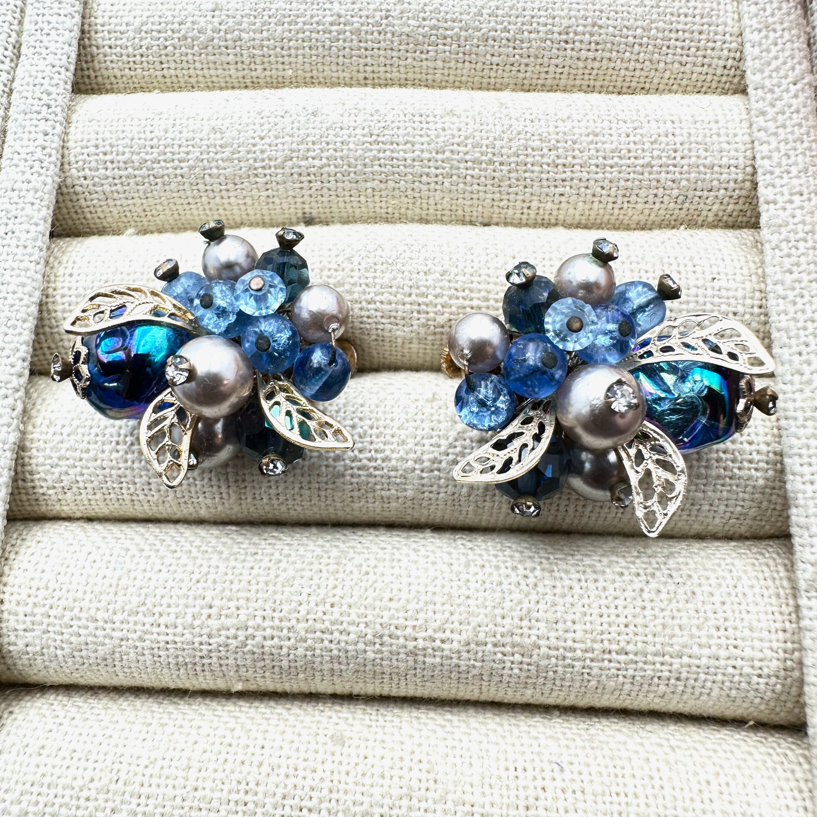 Vintage Vendome Peacock Glass Bead Gold Tone Clip Earrings 1.25 Inch (1 of 2)