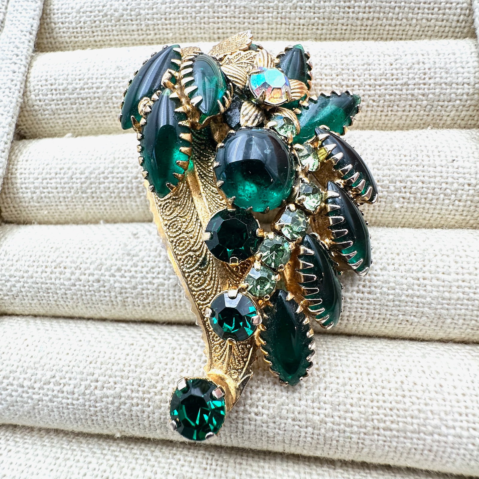 Vintage Green Glass Rhinestone Gold Tone Brooch Pin 2.5 Inch (1 of 2)