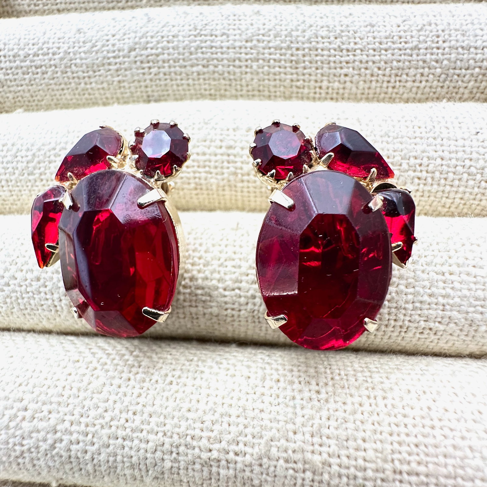Vintage Red Glass Rhinestone Gold Tone Clip Earrings 1 Inch: Vintage Red Glass Rhinestone Gold Tone Clip Earrings 1 Inch