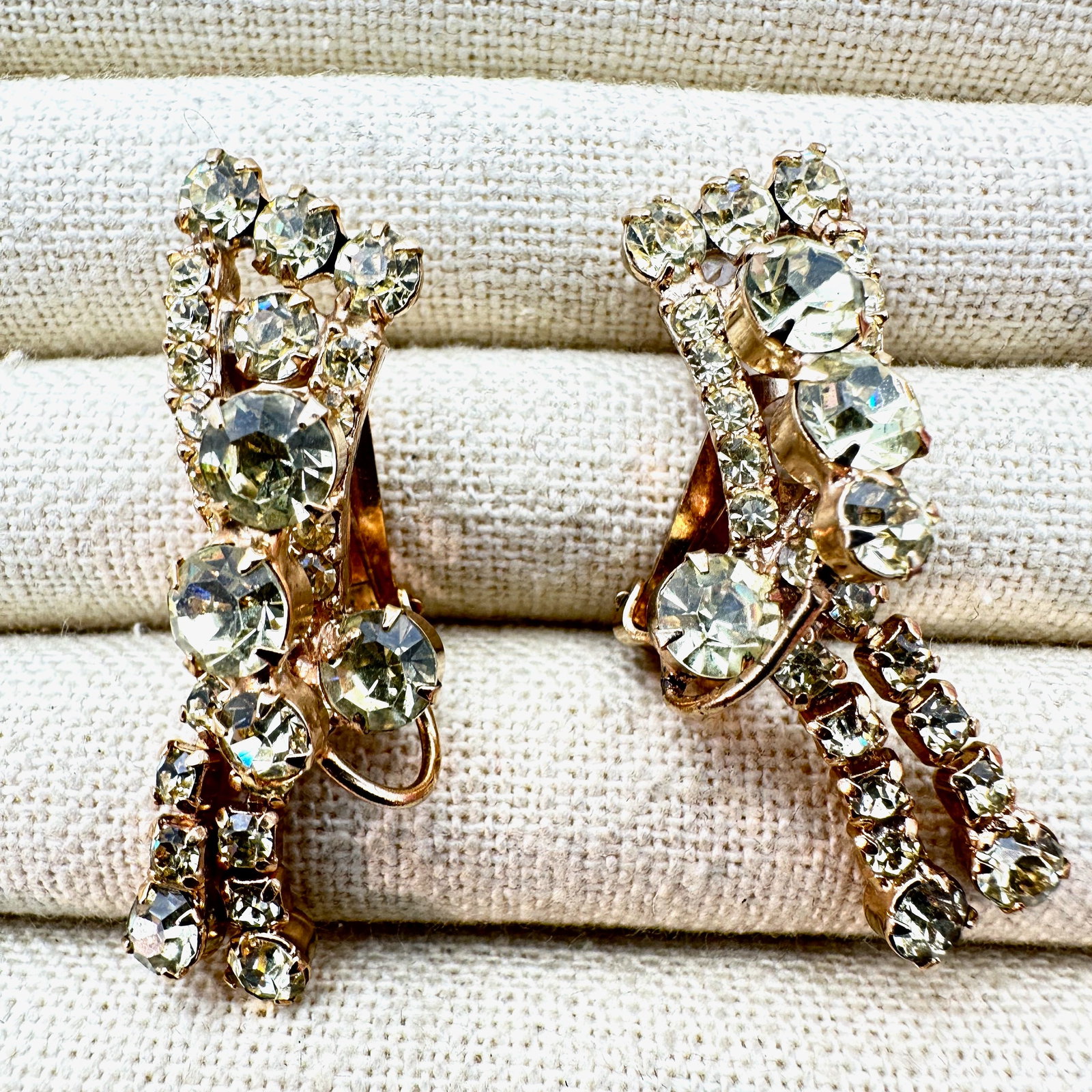 Vintage Juliana Light Yellow Glass Rhinestone Gold Tone Clip Earrings 1.5 Inch: Vintage Juliana Light Yellow Glass Rhinestone Gold Tone Clip Earrings 1.5 Inch